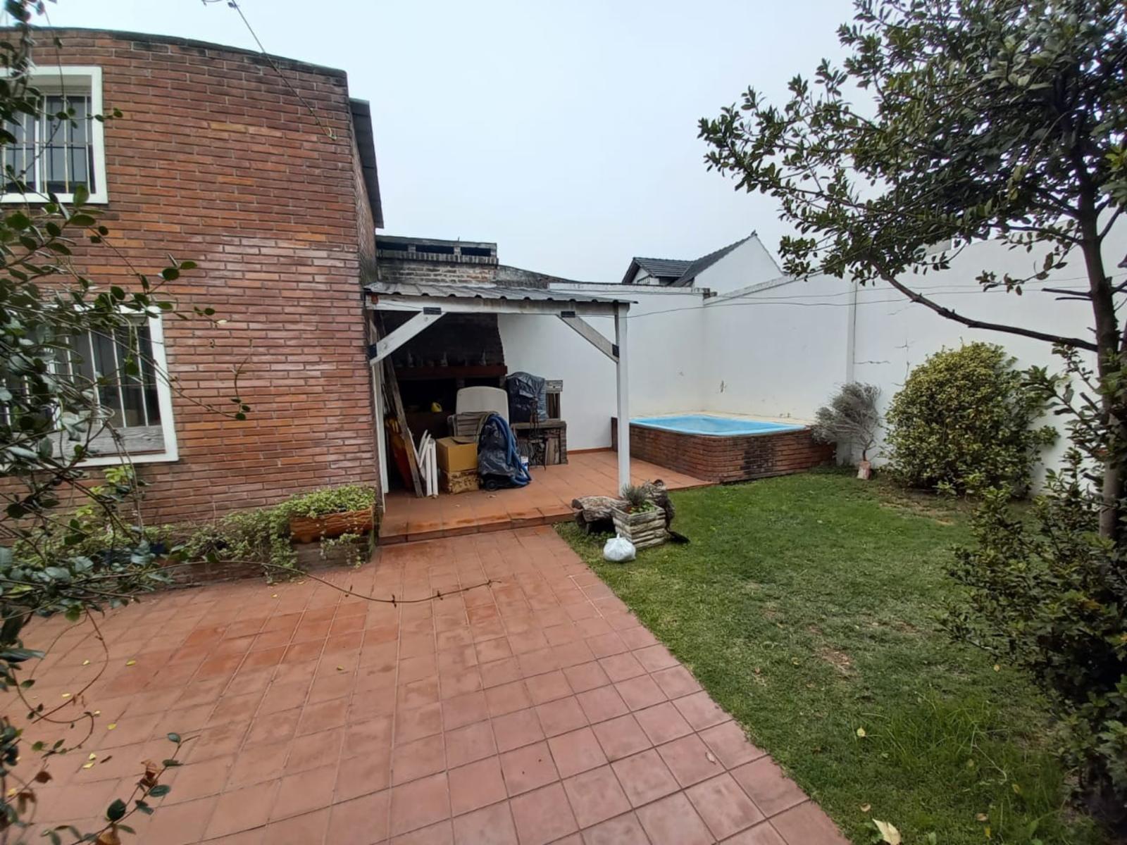 CHALET 5 AMBIENTES S/LOTE DE 10 X 21 CON BALCON AL FRENTE, GARAGE PARA DOS AUTOS, FONDO LIBRE CON PILETA, PARRILLA, QUINCHO Y BAÑO EN SUITE. VILLA LUZURIAGA — foto 13