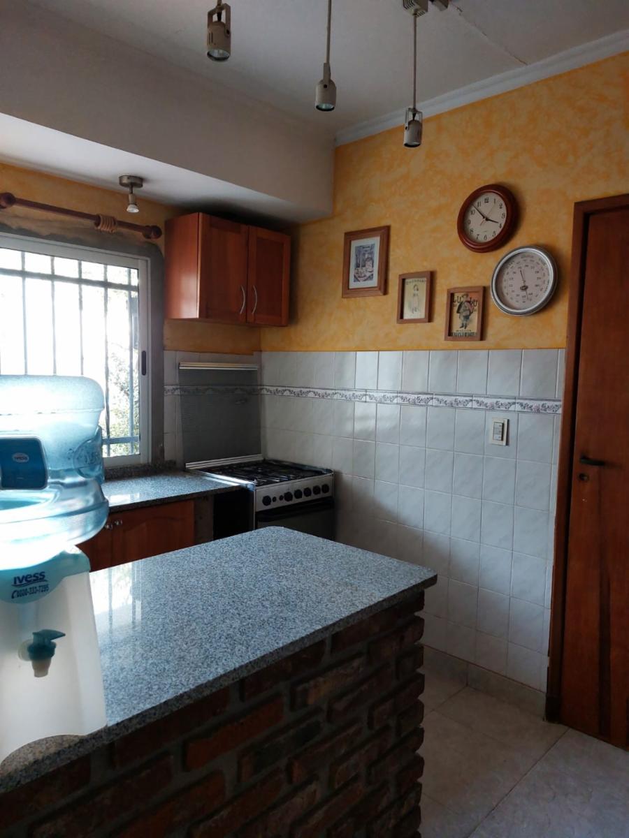 CHALET 5 AMBIENTES S/LOTE DE 10 X 21 CON BALCON AL FRENTE, GARAGE PARA DOS AUTOS, FONDO LIBRE CON PILETA, PARRILLA, QUINCHO Y BAÑO EN SUITE. VILLA LUZURIAGA — foto 14