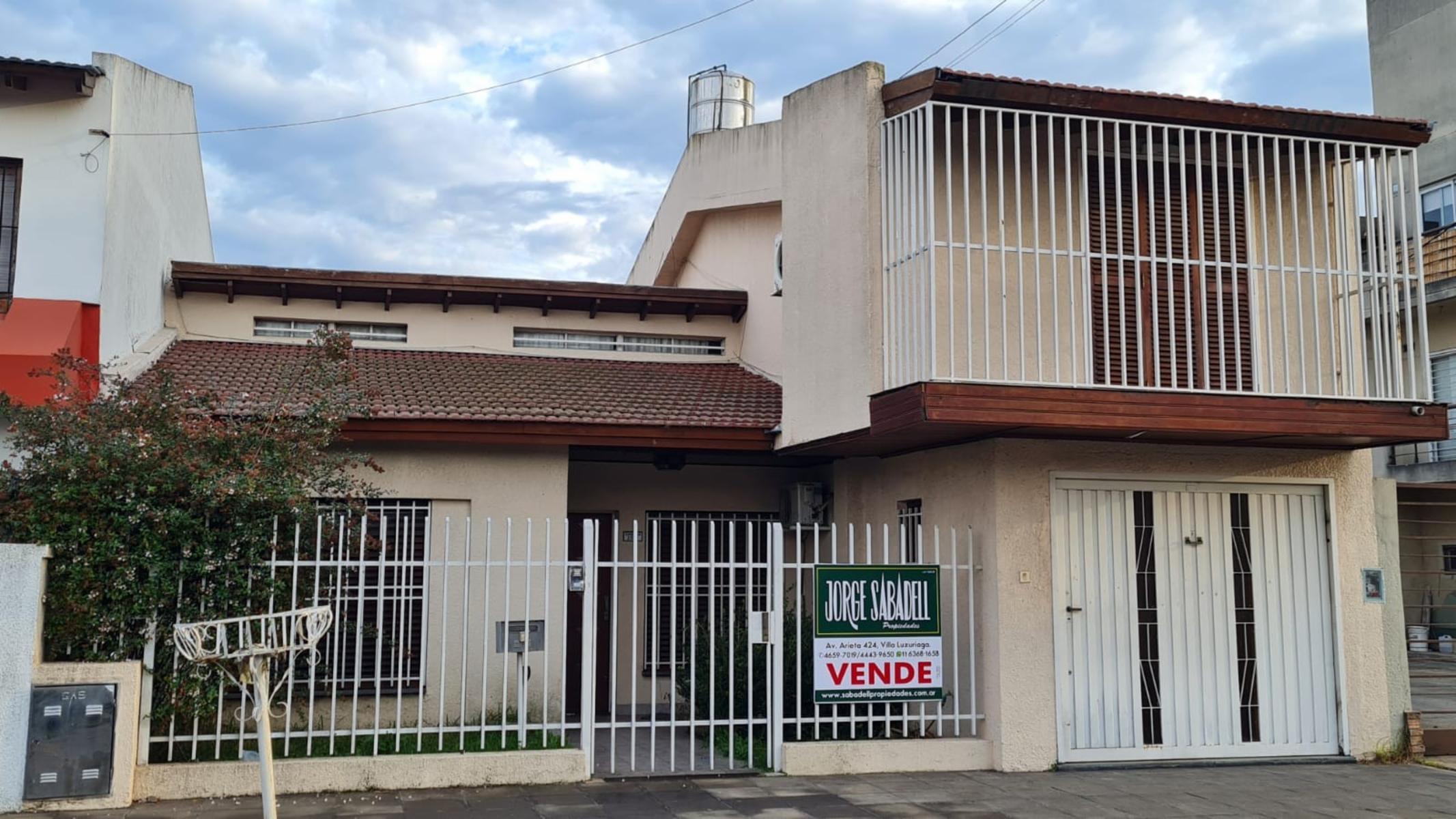 Excelente chalet en dos plantas de 4 ambientes, garage para varios autos, fondo libre con pileta climatizada y quincho totalmente instalado con parrilla y horno de barro.