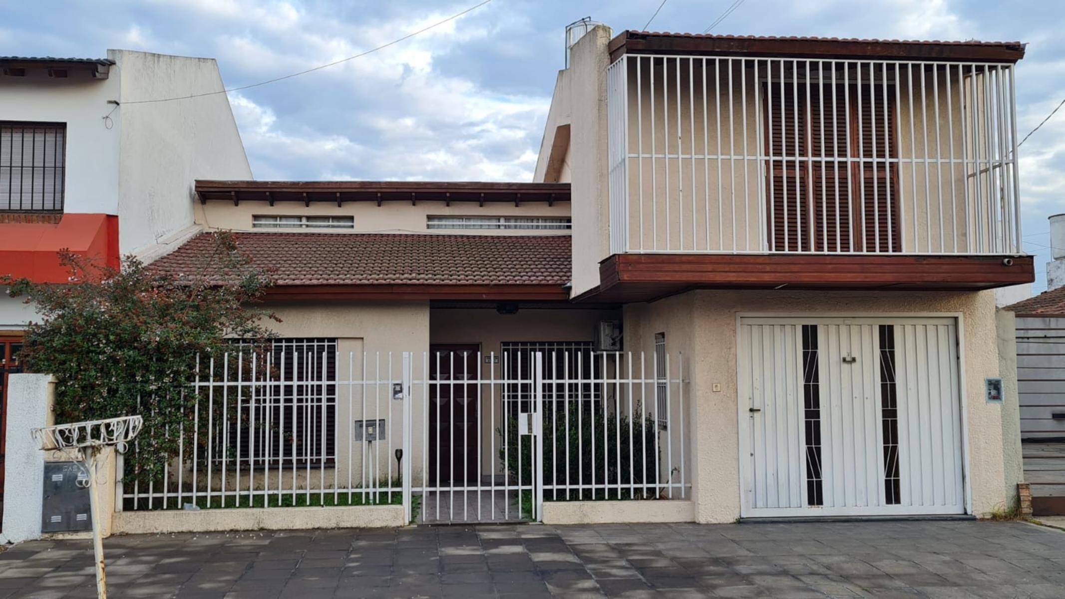 Excelente chalet en dos plantas de 4 ambientes, garage para varios autos, fondo libre con pileta climatizada y quincho totalmente instalado con parrilla y horno de barro. — foto 2