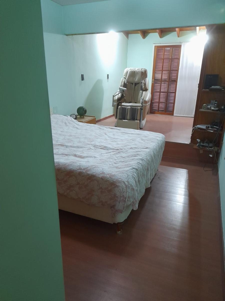 Excelente chalet en dos plantas de 4 ambientes, garage para varios autos, fondo libre con pileta climatizada y quincho totalmente instalado con parrilla y horno de barro. — foto 3
