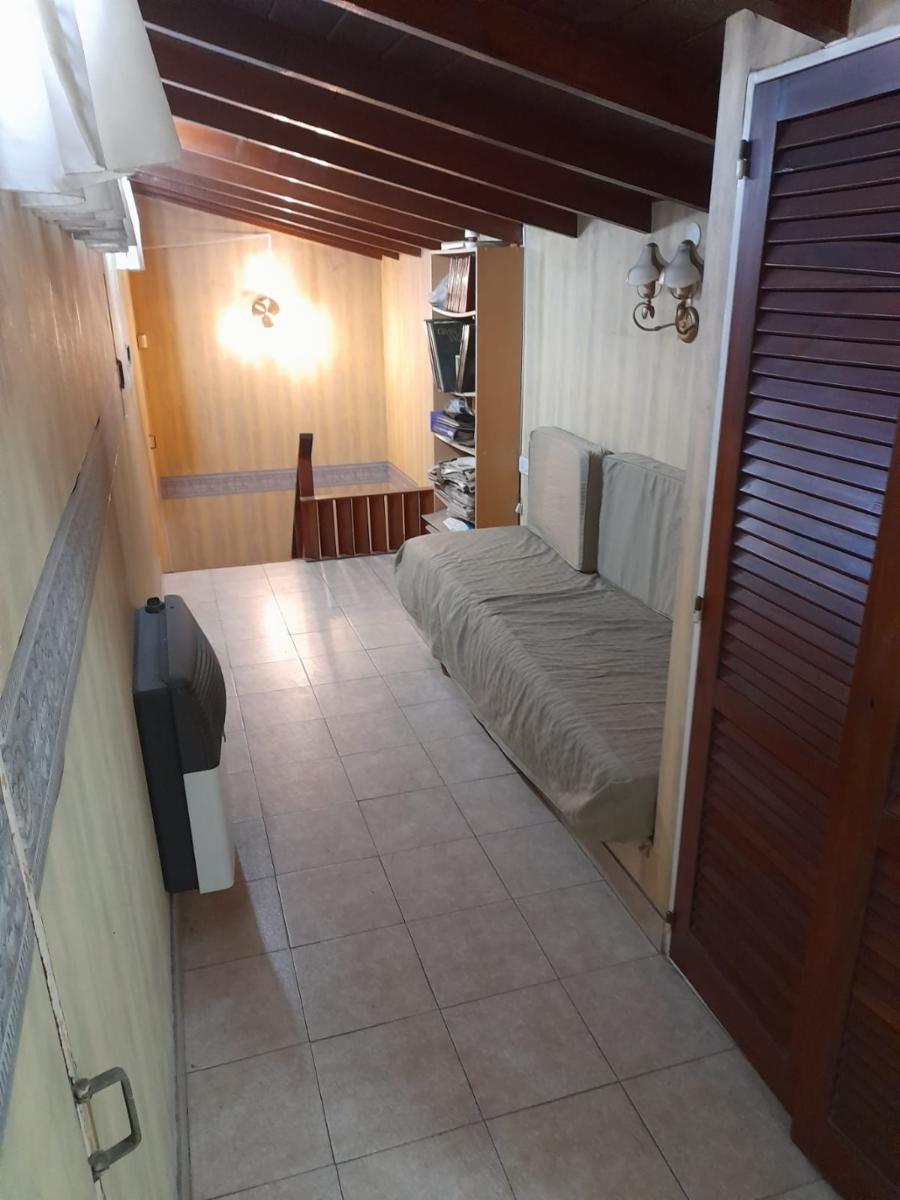 Excelente chalet en dos plantas de 4 ambientes, garage para varios autos, fondo libre con pileta climatizada y quincho totalmente instalado con parrilla y horno de barro. — foto 4