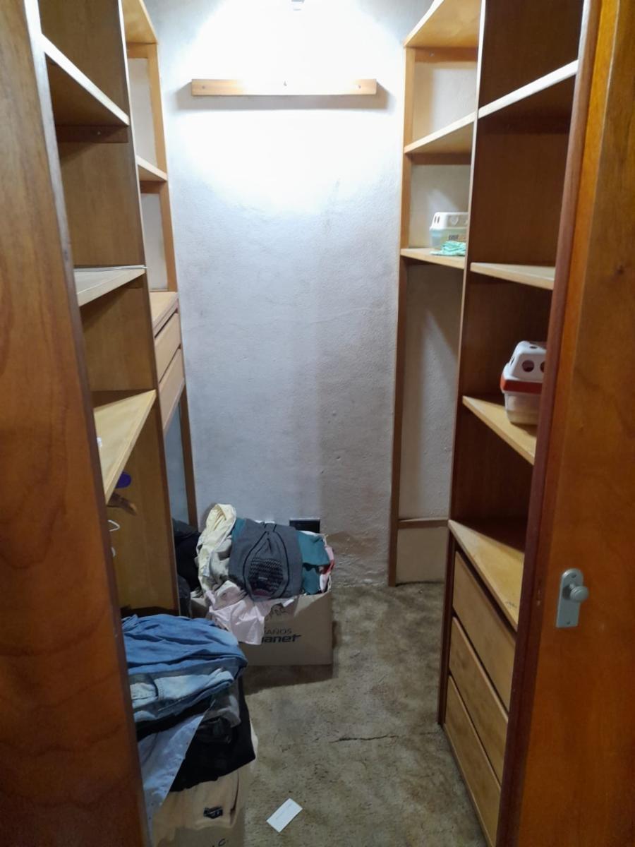 Excelente chalet en dos plantas de 4 ambientes, garage para varios autos, fondo libre con pileta climatizada y quincho totalmente instalado con parrilla y horno de barro. — foto 6