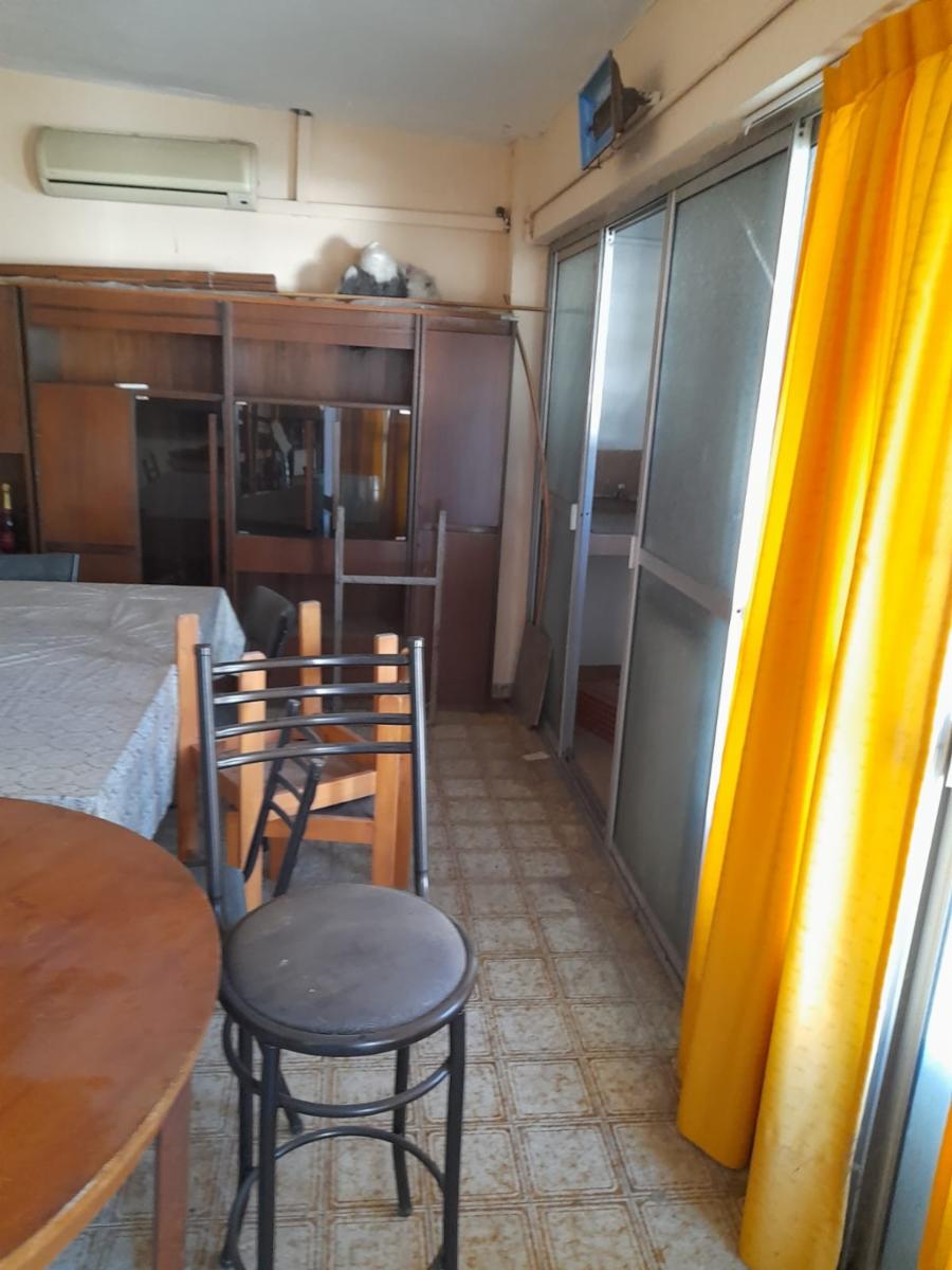 Excelente chalet en dos plantas de 4 ambientes, garage para varios autos, fondo libre con pileta climatizada y quincho totalmente instalado con parrilla y horno de barro. — foto 7