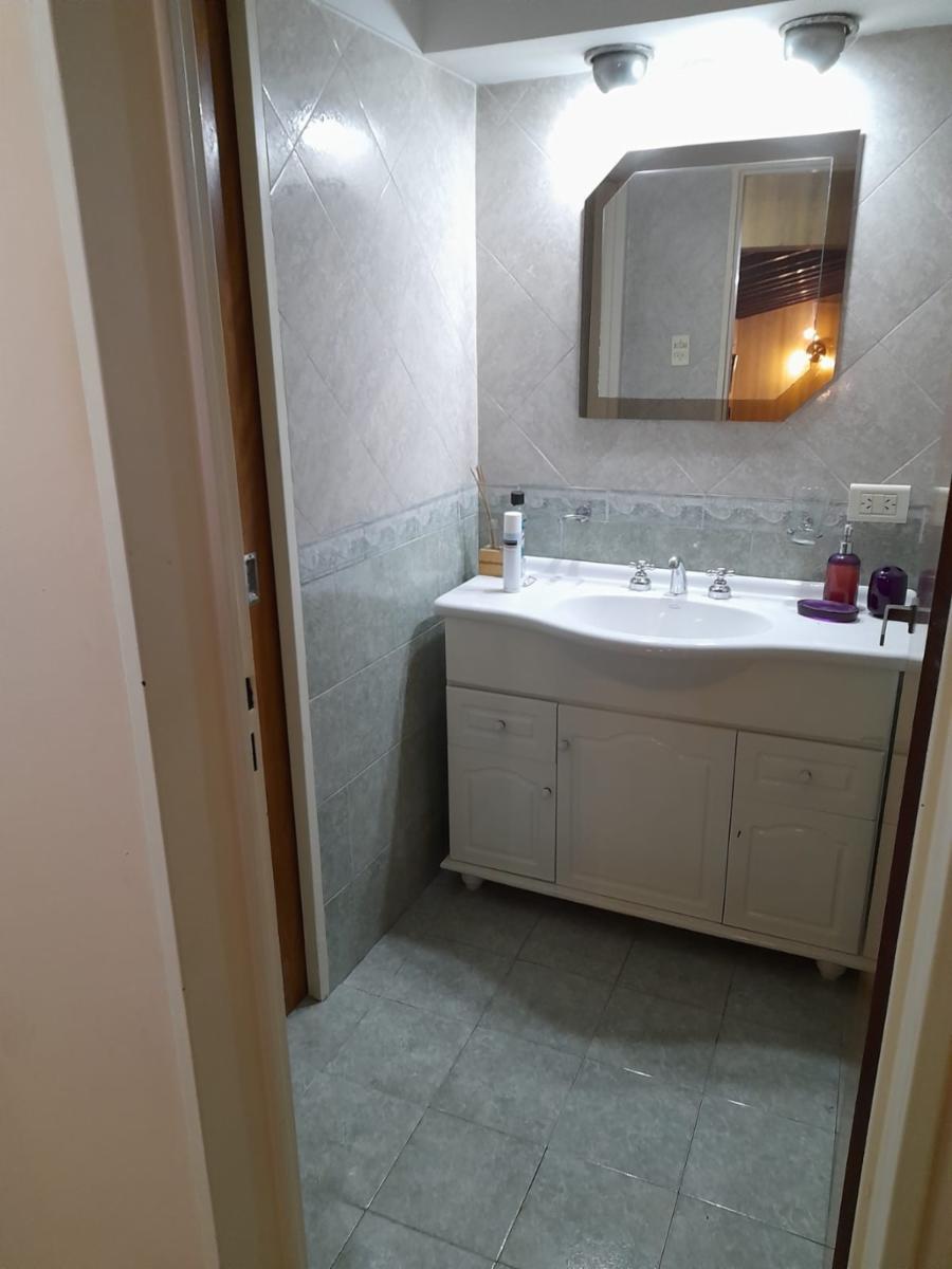 Excelente chalet en dos plantas de 4 ambientes, garage para varios autos, fondo libre con pileta climatizada y quincho totalmente instalado con parrilla y horno de barro. — foto 8