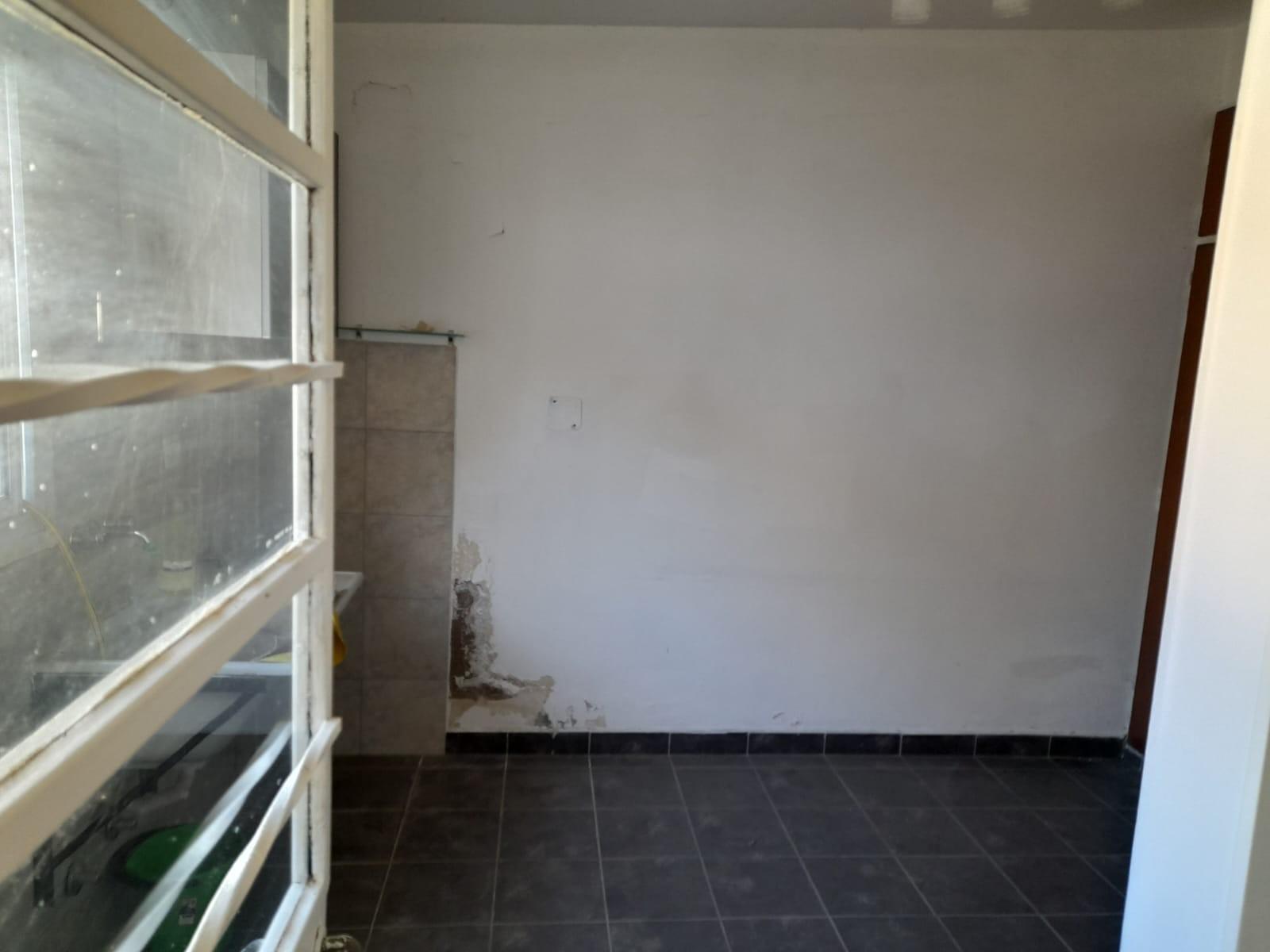 Excelente chalet en dos plantas de 4 ambientes, garage para varios autos, fondo libre con pileta climatizada y quincho totalmente instalado con parrilla y horno de barro. — foto 9