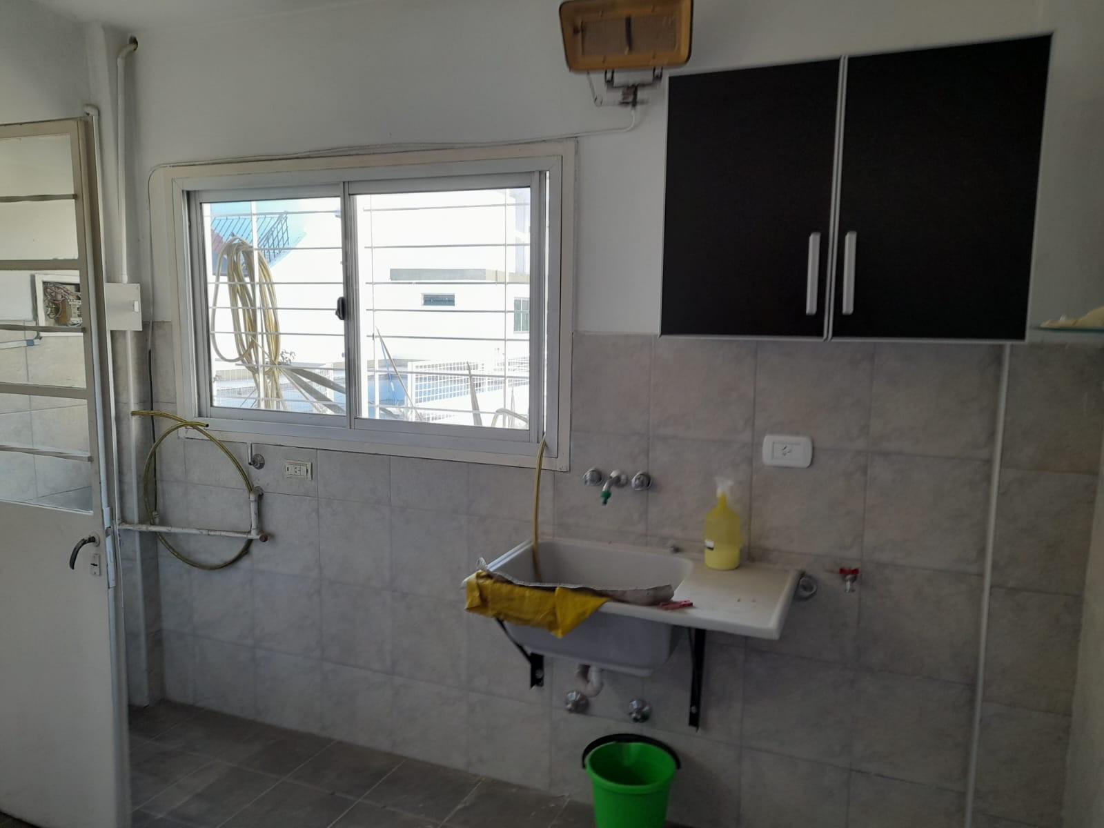 Excelente chalet en dos plantas de 4 ambientes, garage para varios autos, fondo libre con pileta climatizada y quincho totalmente instalado con parrilla y horno de barro. — foto 10