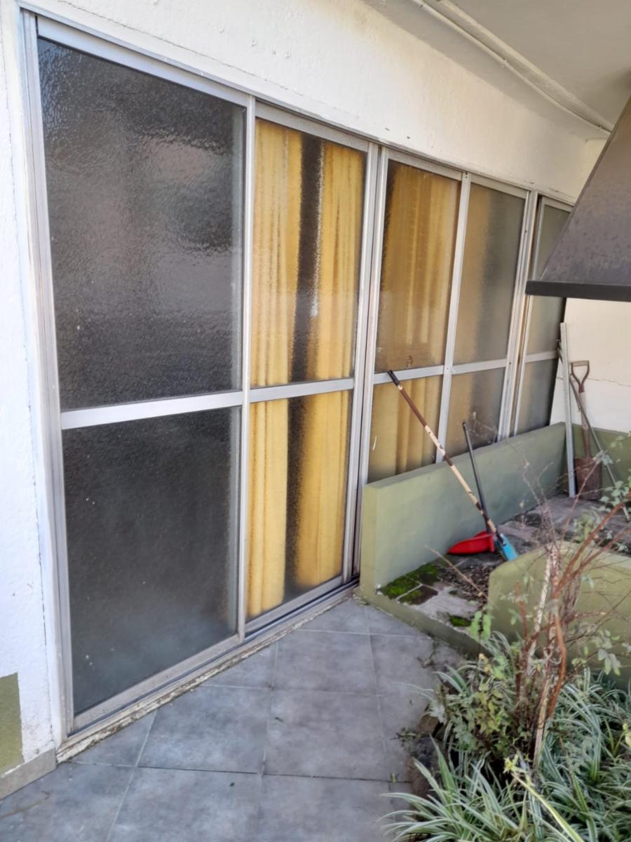 Excelente chalet en dos plantas de 4 ambientes, garage para varios autos, fondo libre con pileta climatizada y quincho totalmente instalado con parrilla y horno de barro. — foto 11