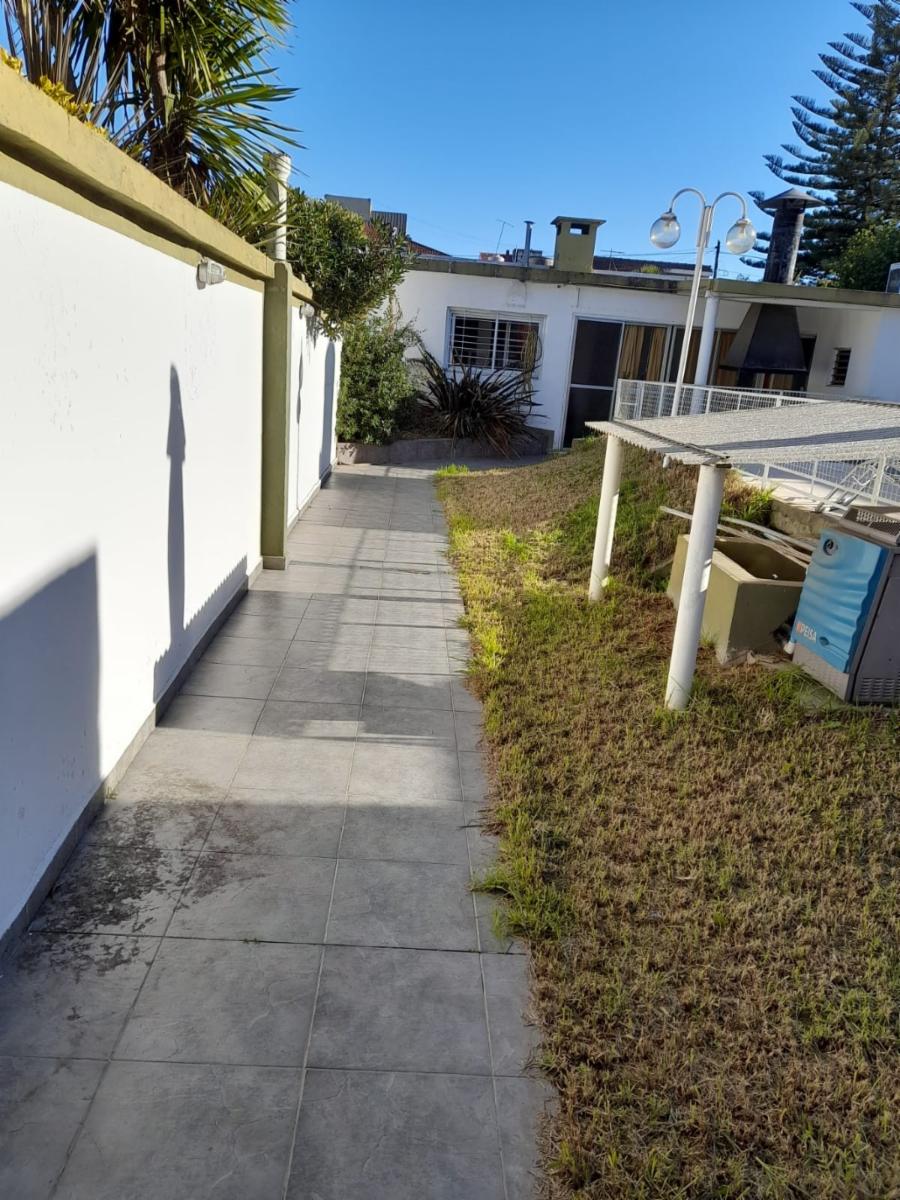 Excelente chalet en dos plantas de 4 ambientes, garage para varios autos, fondo libre con pileta climatizada y quincho totalmente instalado con parrilla y horno de barro. — foto 12