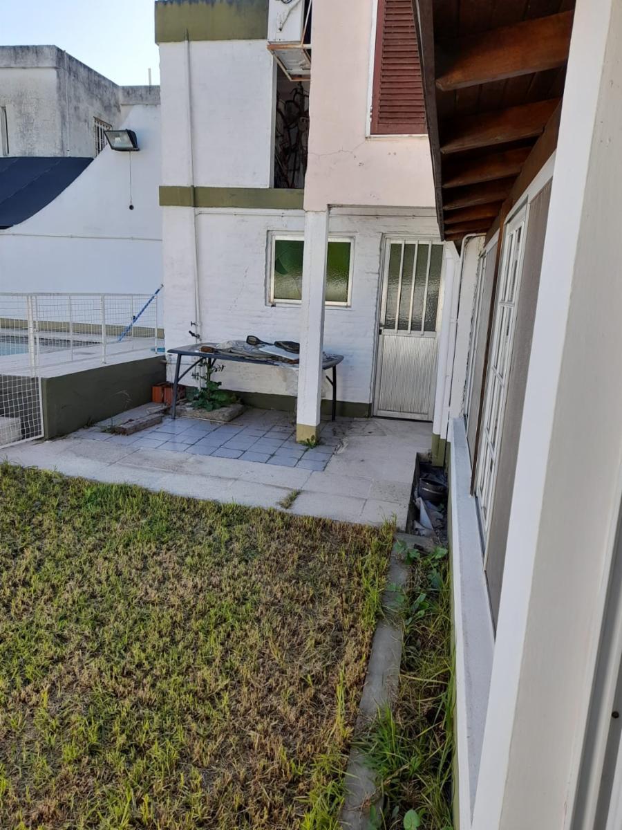 Excelente chalet en dos plantas de 4 ambientes, garage para varios autos, fondo libre con pileta climatizada y quincho totalmente instalado con parrilla y horno de barro. — foto 13