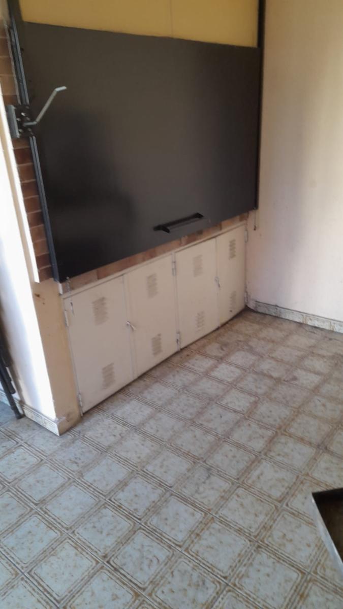 Excelente chalet en dos plantas de 4 ambientes, garage para varios autos, fondo libre con pileta climatizada y quincho totalmente instalado con parrilla y horno de barro. — foto 14