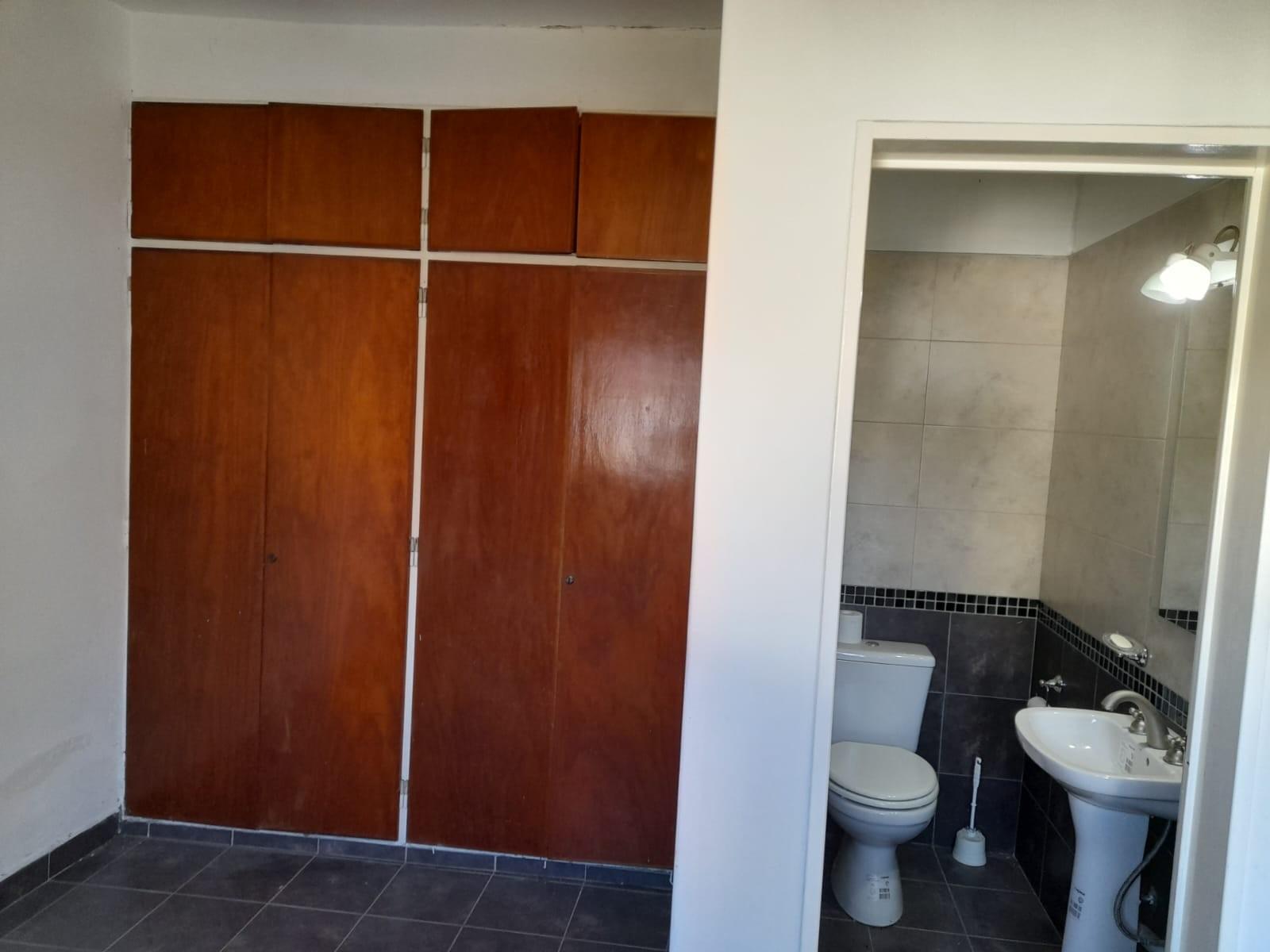 Excelente chalet en dos plantas de 4 ambientes, garage para varios autos, fondo libre con pileta climatizada y quincho totalmente instalado con parrilla y horno de barro. — foto 15
