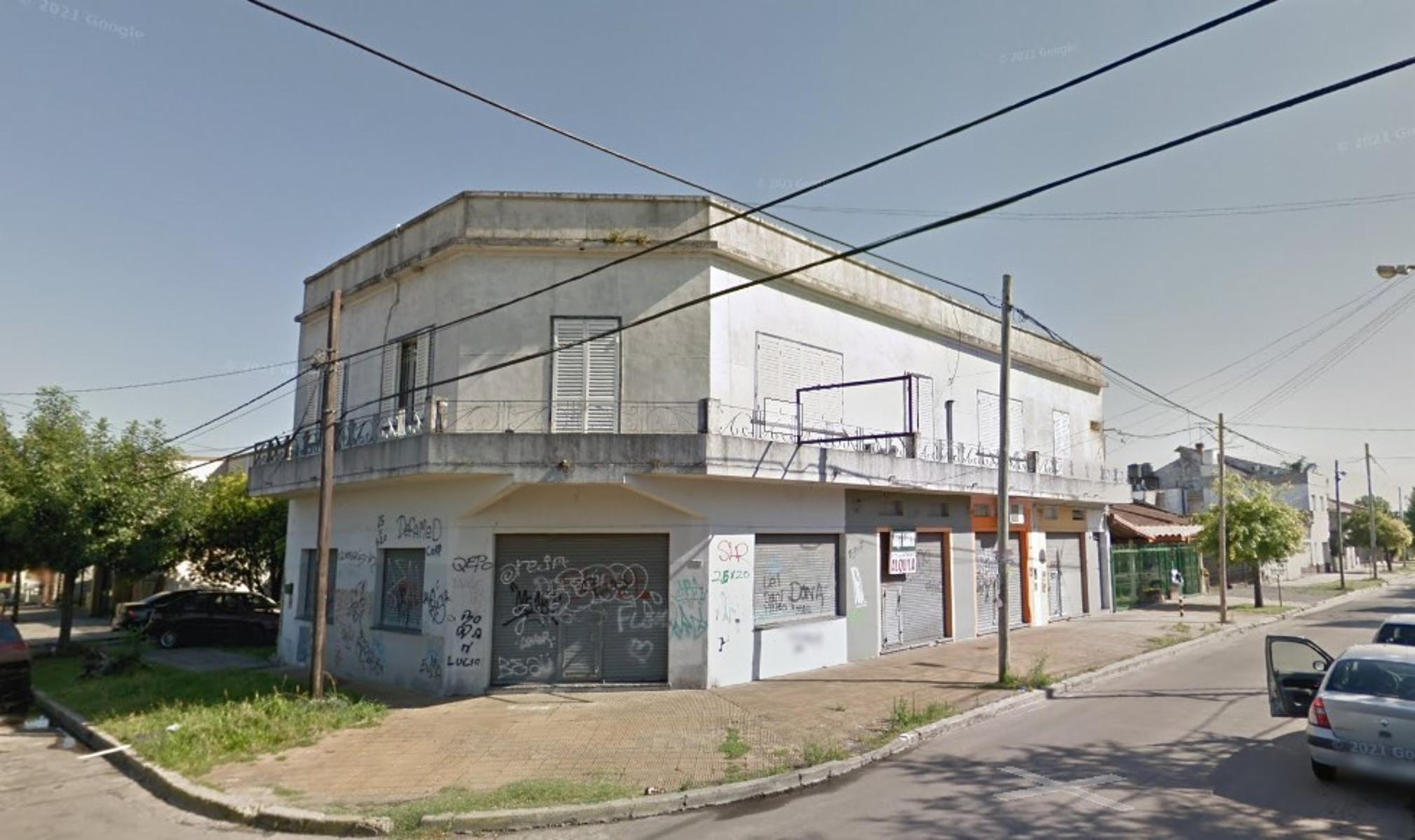 4 locales mas un salón en planta alta