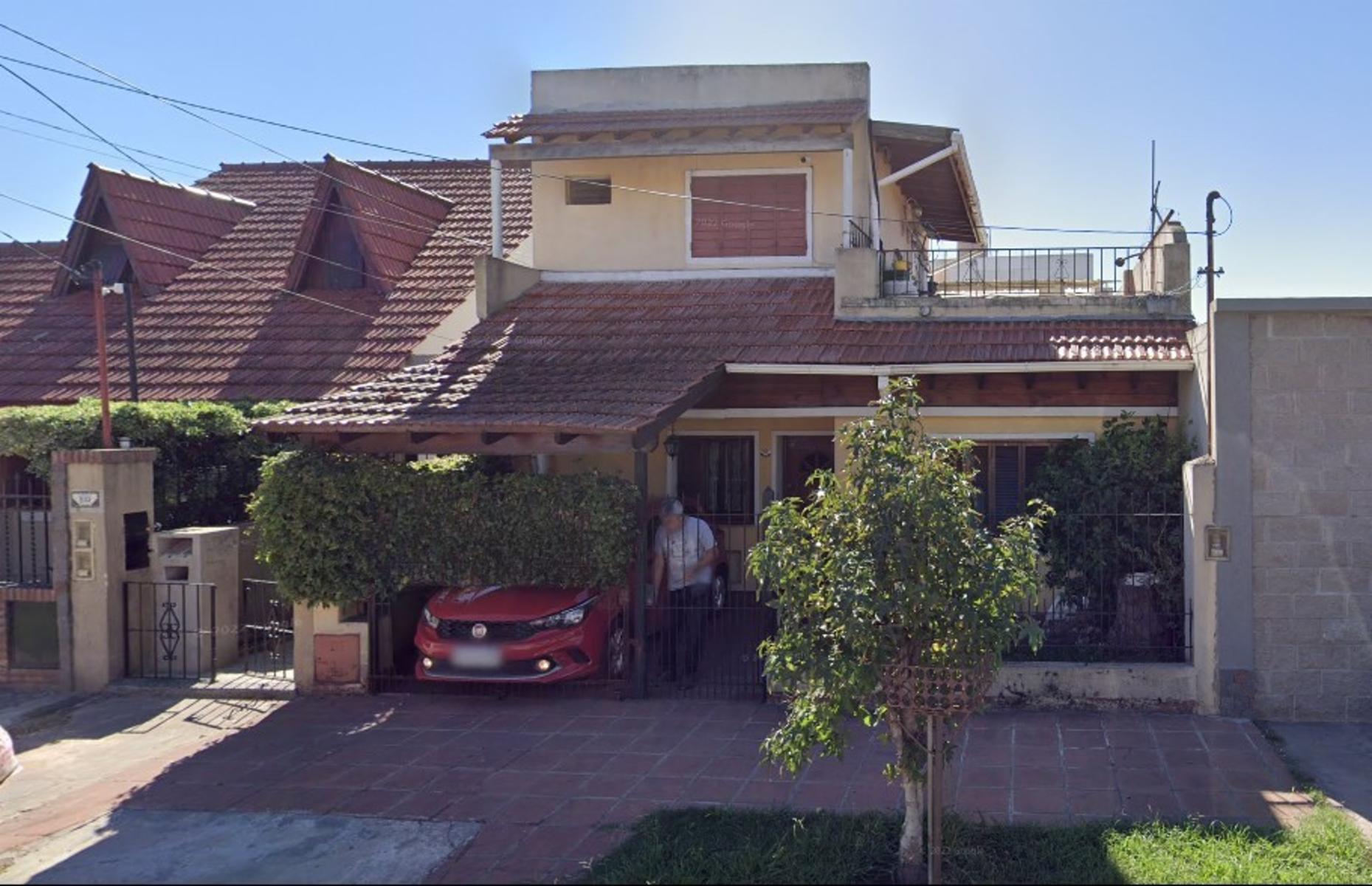 tipo casa 4 ambientes al frente en dos plantas con cochera.