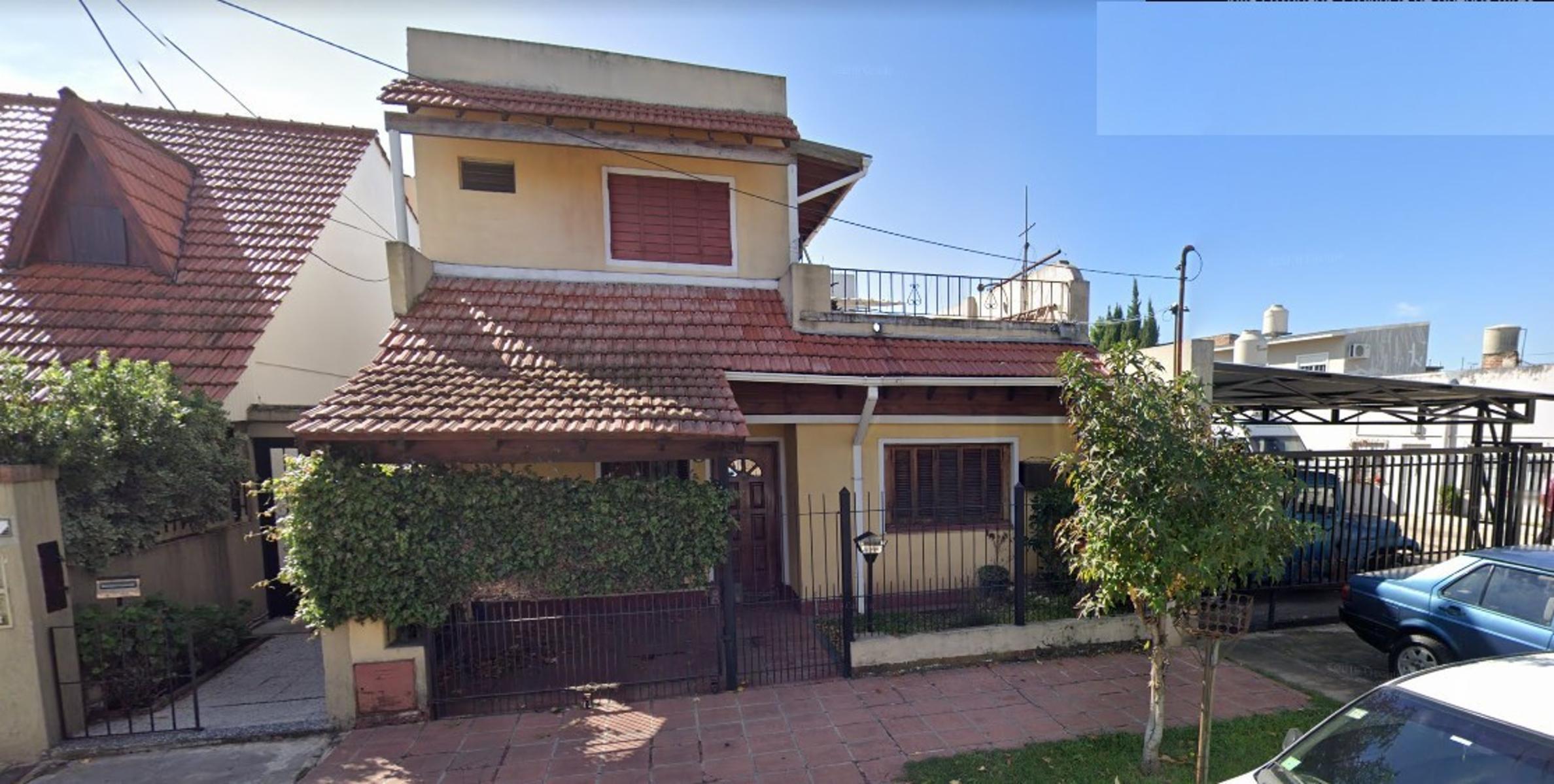 tipo casa 4 ambientes al frente en dos plantas con cochera. — foto 3