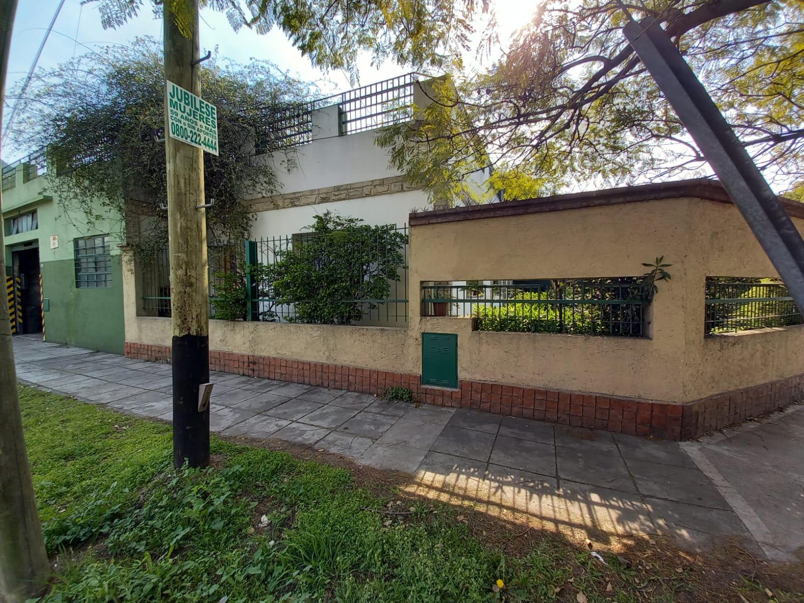 casa americana 3 ambientes con cochera y galpon (zona industrial) — foto 2
