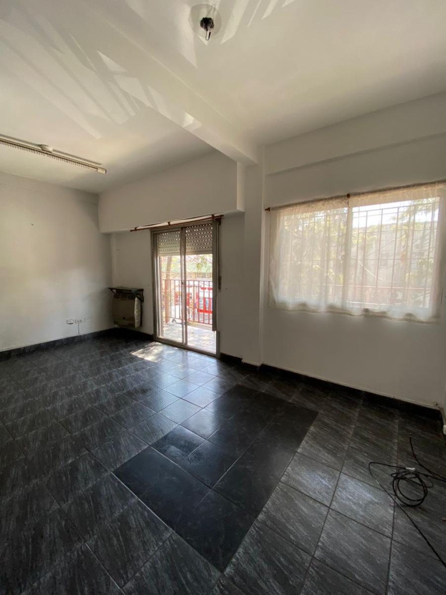 Departamento 2 ambientes 1º piso al frente con patio y balcon sobre Av Arieta. Excelente ubicacion. - 1