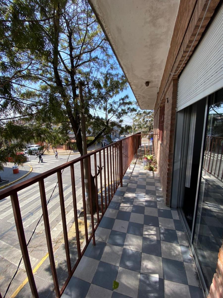 Departamento 2 ambientes 1º piso al frente con patio y balcon sobre Av Arieta. Excelente ubicacion. - 2
