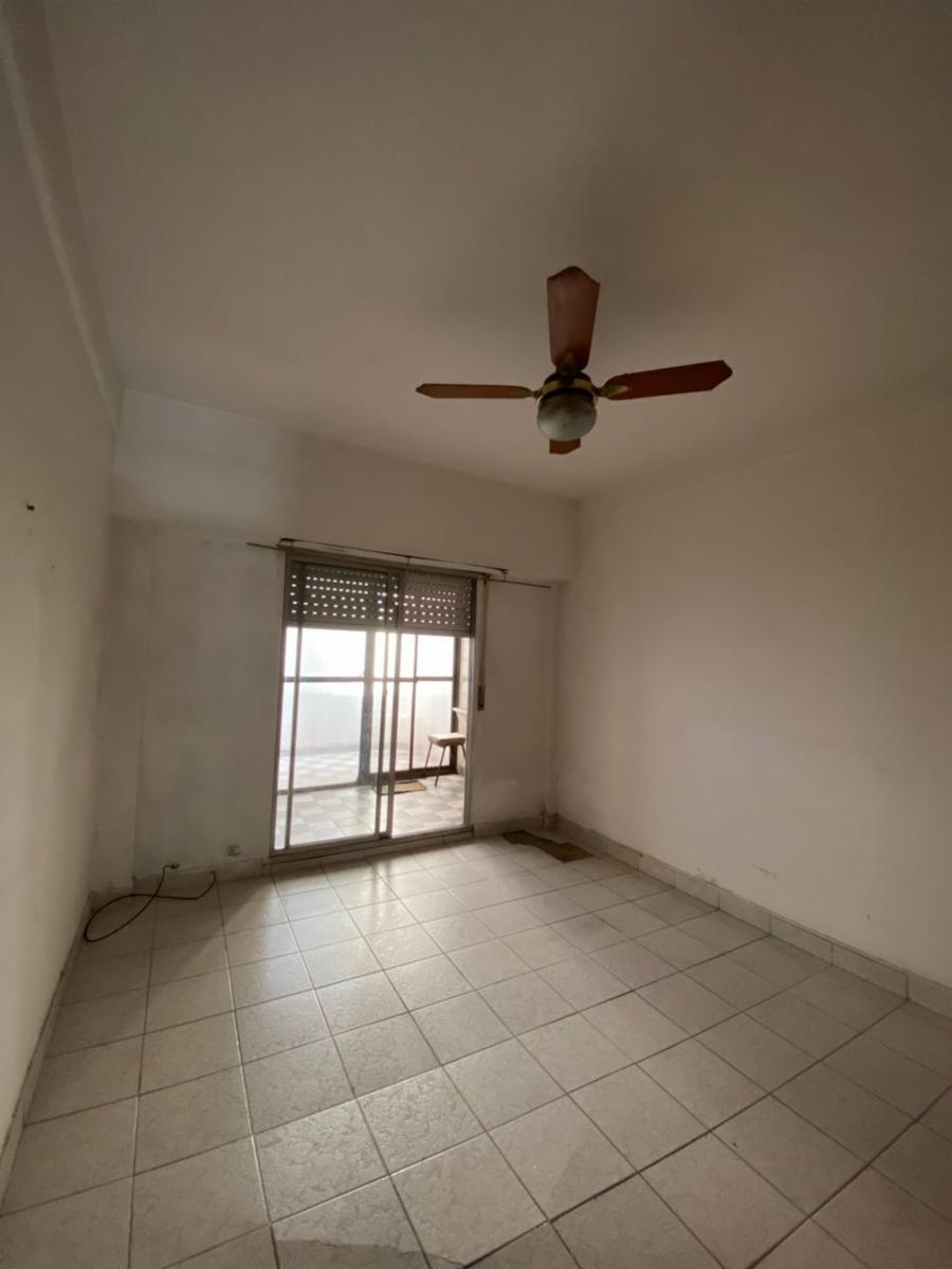 Departamento 2 ambientes 1º piso al frente con patio y balcon sobre Av Arieta. Excelente ubicacion. - 4