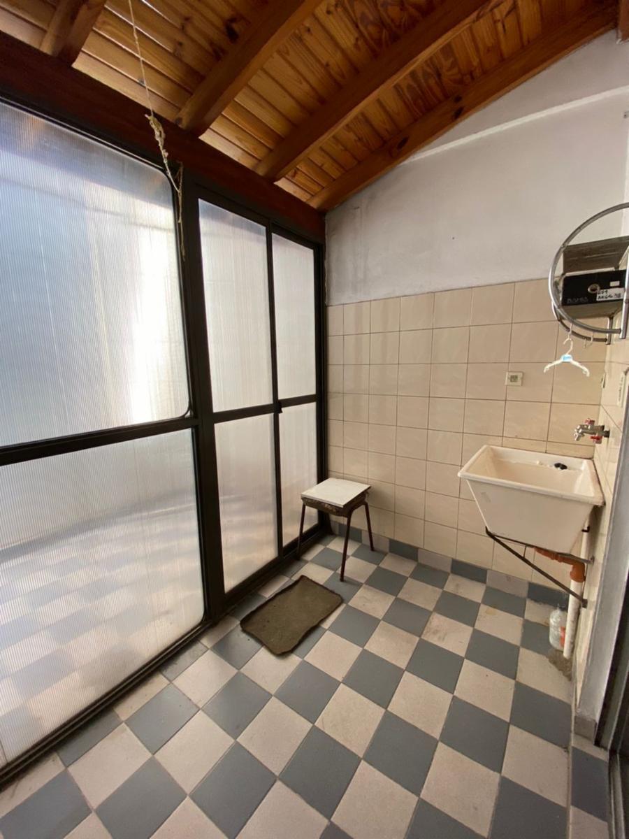 Departamento 2 ambientes 1º piso al frente con patio y balcon sobre Av Arieta. Excelente ubicacion. - 5