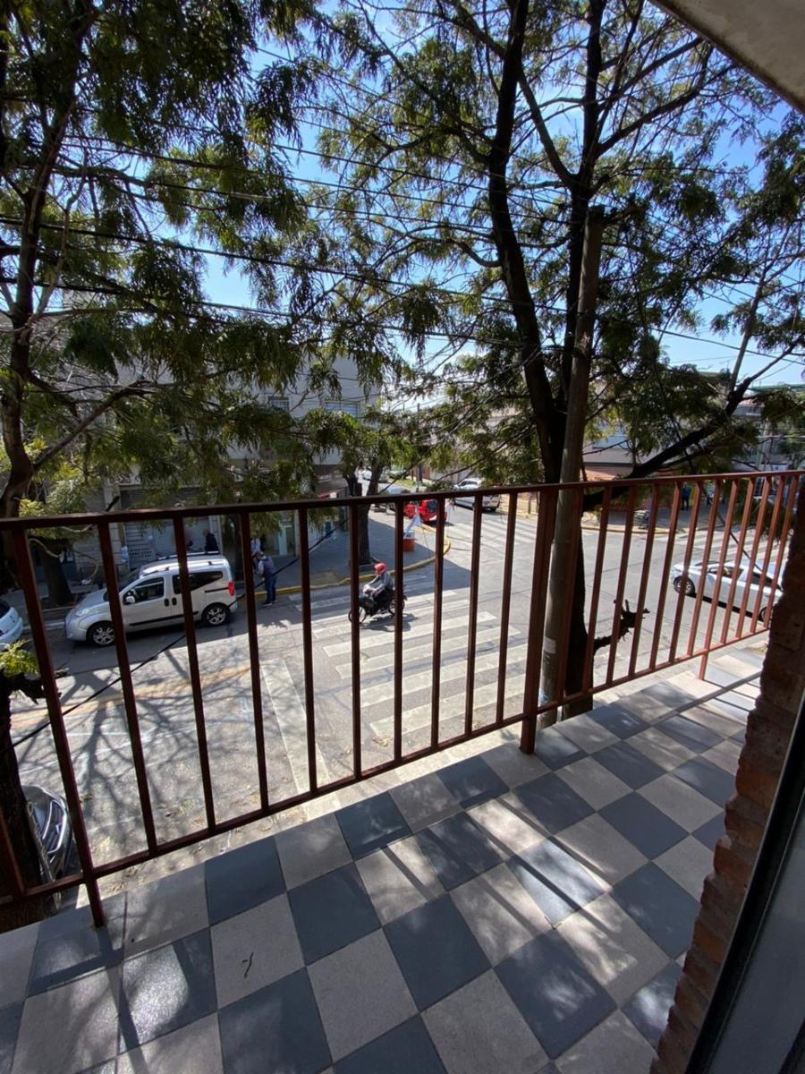 Departamento 2 ambientes 1º piso al frente con patio y balcon sobre Av Arieta. Excelente ubicacion. - 6