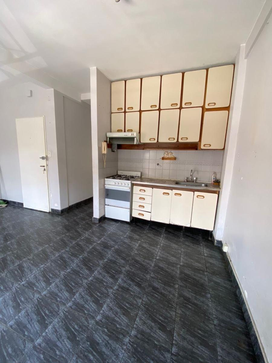 Departamento 2 ambientes 1º piso al frente con patio y balcon sobre Av Arieta. Excelente ubicacion. - 9