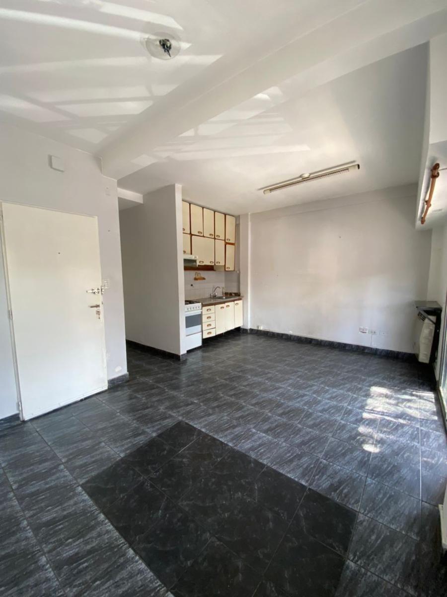 Departamento 2 ambientes 1º piso al frente con patio y balcon sobre Av Arieta. Excelente ubicacion. - 10