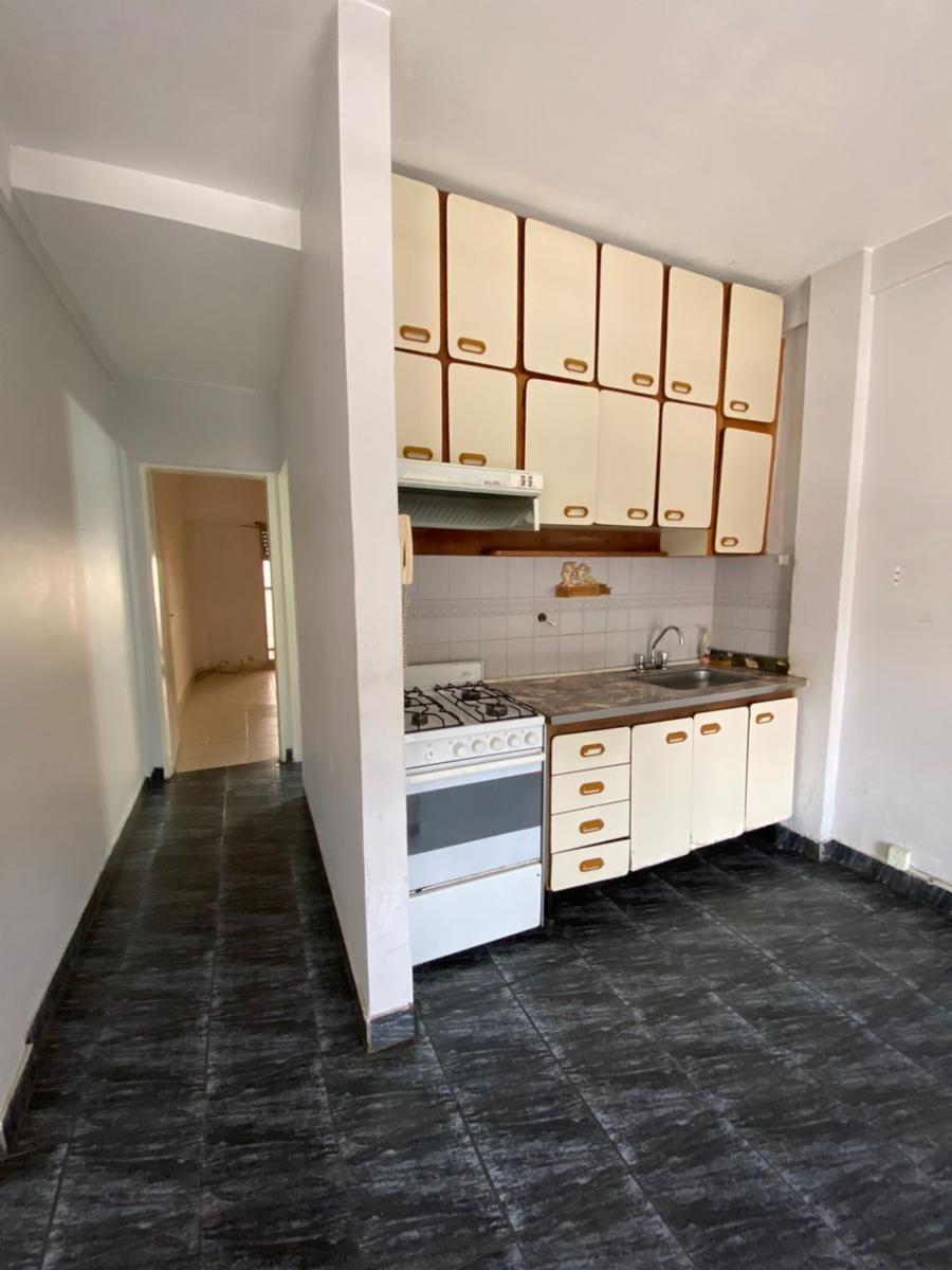 Departamento 2 ambientes 1º piso al frente con patio y balcon sobre Av Arieta. Excelente ubicacion. - 11