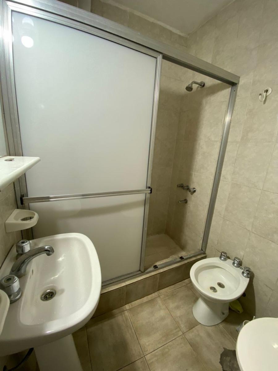 Departamento 2 ambientes 1º piso al frente con patio y balcon sobre Av Arieta. Excelente ubicacion. - 12