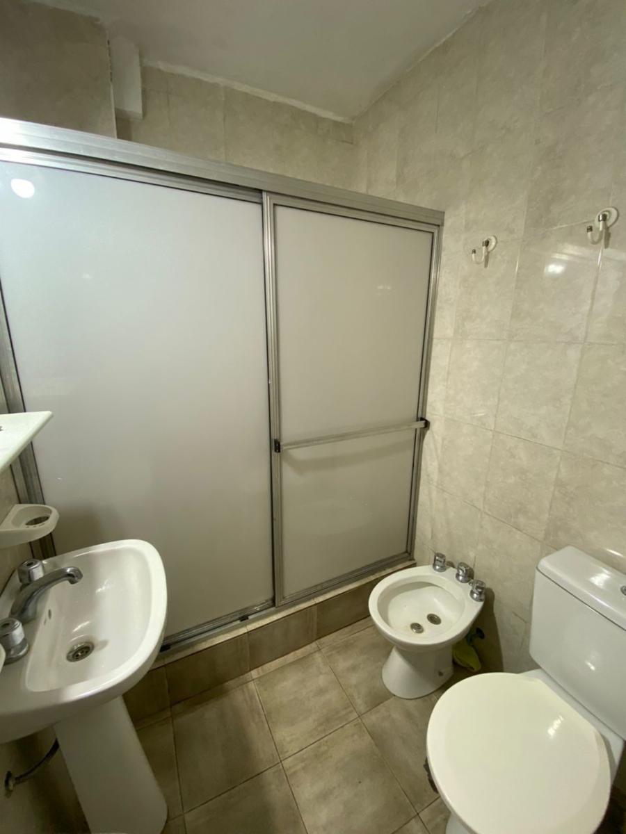 Departamento 2 ambientes 1º piso al frente con patio y balcon sobre Av Arieta. Excelente ubicacion. - 14