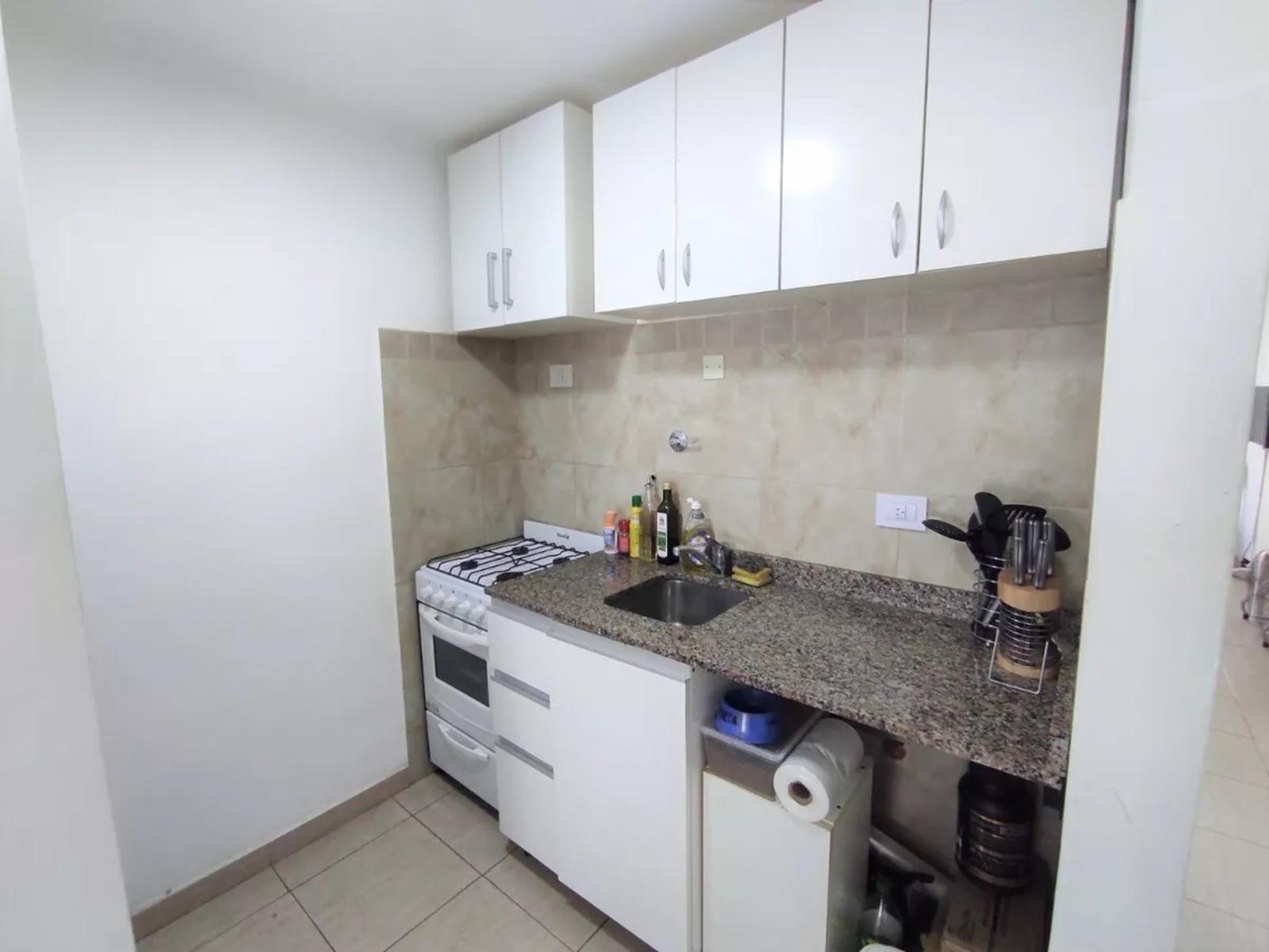 Departamento en planta baja al contrafrente de 2 ambientes, edificio con parque, parrilla y sector de lavado. Villa Luzuriaga — foto 6