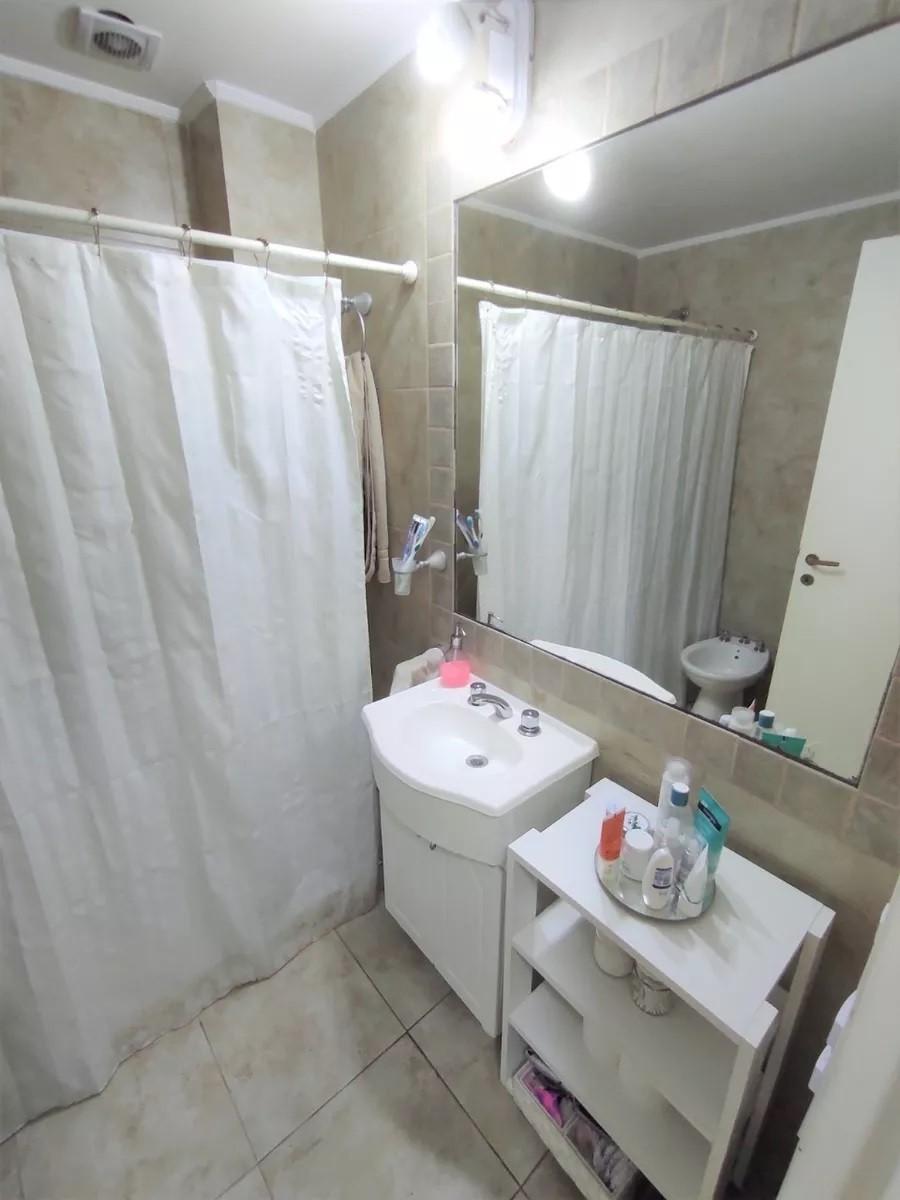 Departamento en planta baja al contrafrente de 2 ambientes, edificio con parque, parrilla y sector de lavado. Villa Luzuriaga — foto 10