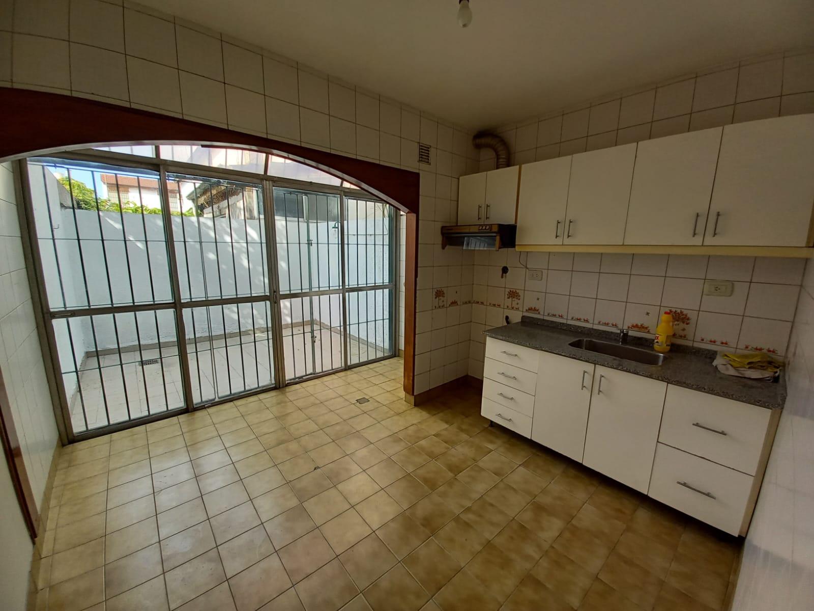 OPORTUNIDAD - Duplex 3 ambientes al frente con cochera propia y patio — foto 4