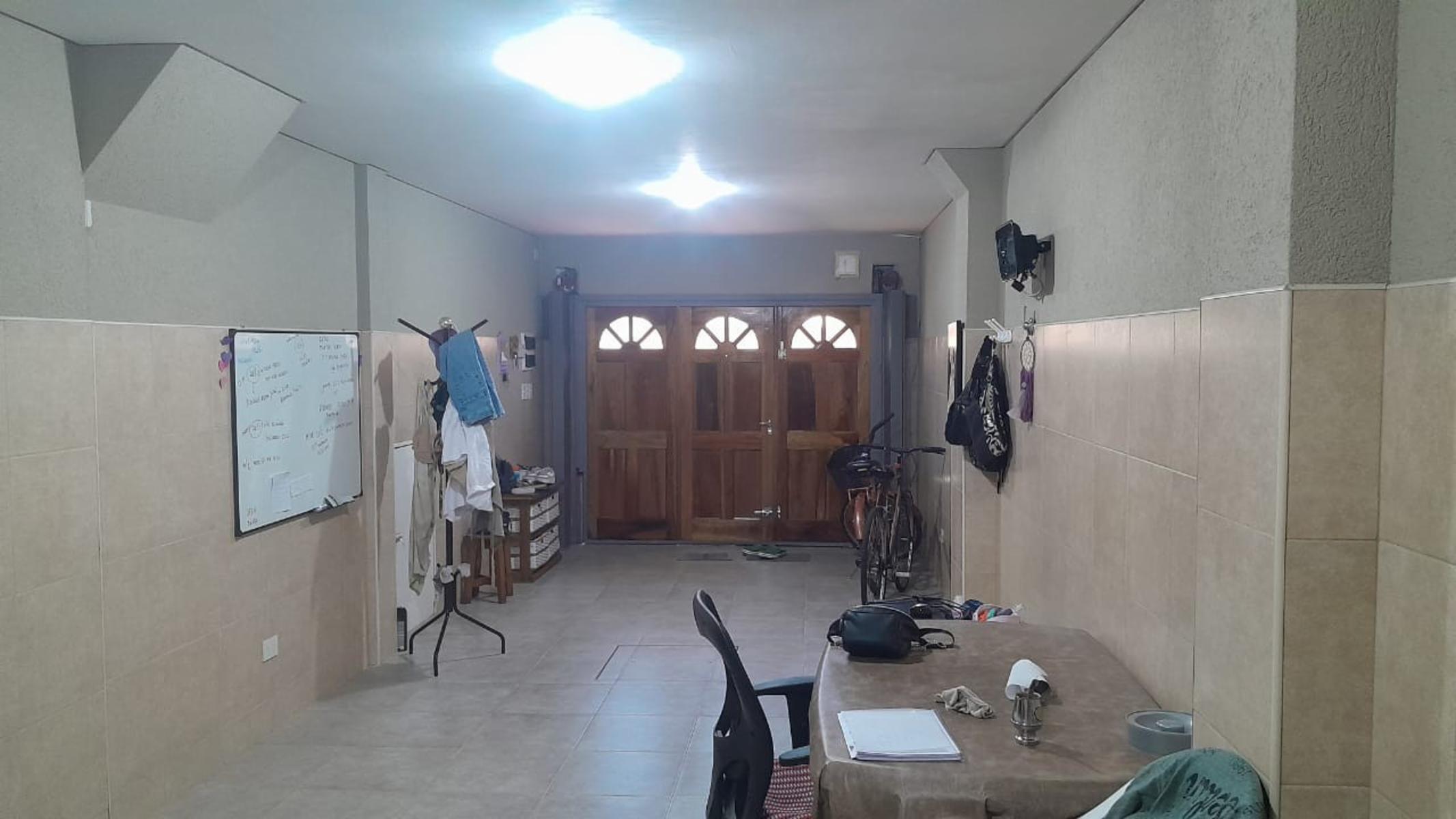 Excelente chalet 4 ambientes de categoria con garage para varios autos, quincho, parrilla y fondo libre — foto 2