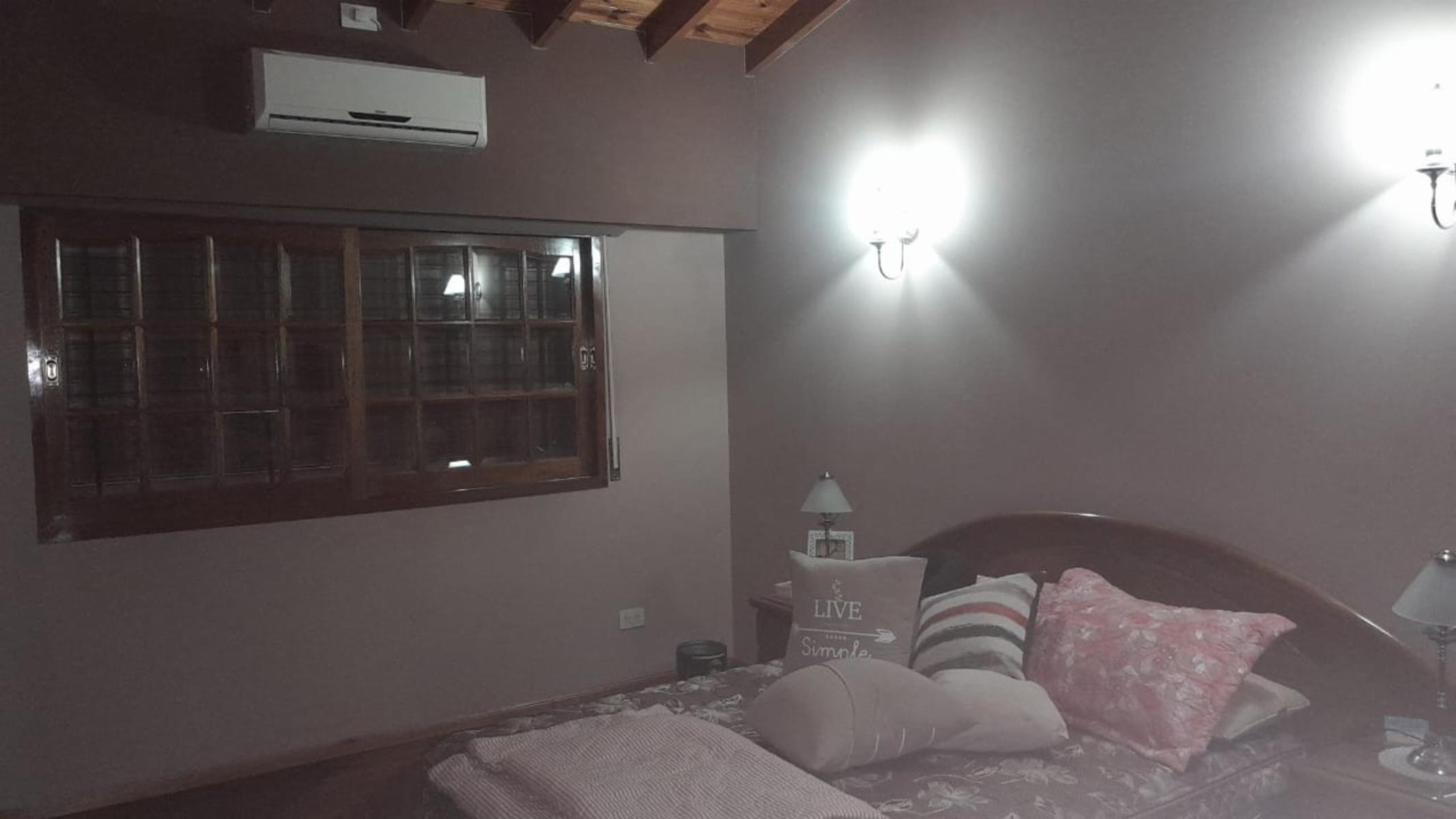 Excelente chalet 4 ambientes de categoria con garage para varios autos, quincho, parrilla y fondo libre — foto 10