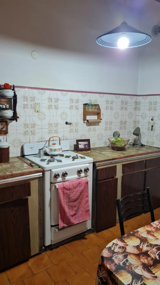 Casa americana 3 ambientes con garage, jardin al frente, galeria y fondo, sobre lote de 8,66 x 30 metros. Villa Luzuriaga — foto 3