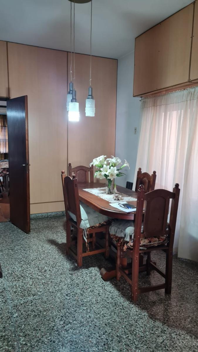 Casa americana 3 ambientes con garage, jardin al frente, galeria y fondo, sobre lote de 8,66 x 30 metros. Villa Luzuriaga — foto 4