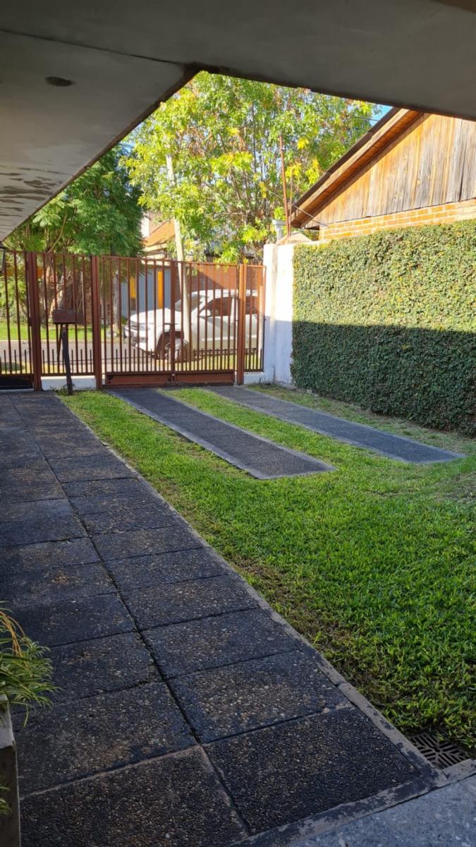 Casa americana 3 ambientes con garage, jardin al frente, galeria y fondo, sobre lote de 8,66 x 30 metros. Villa Luzuriaga — foto 9