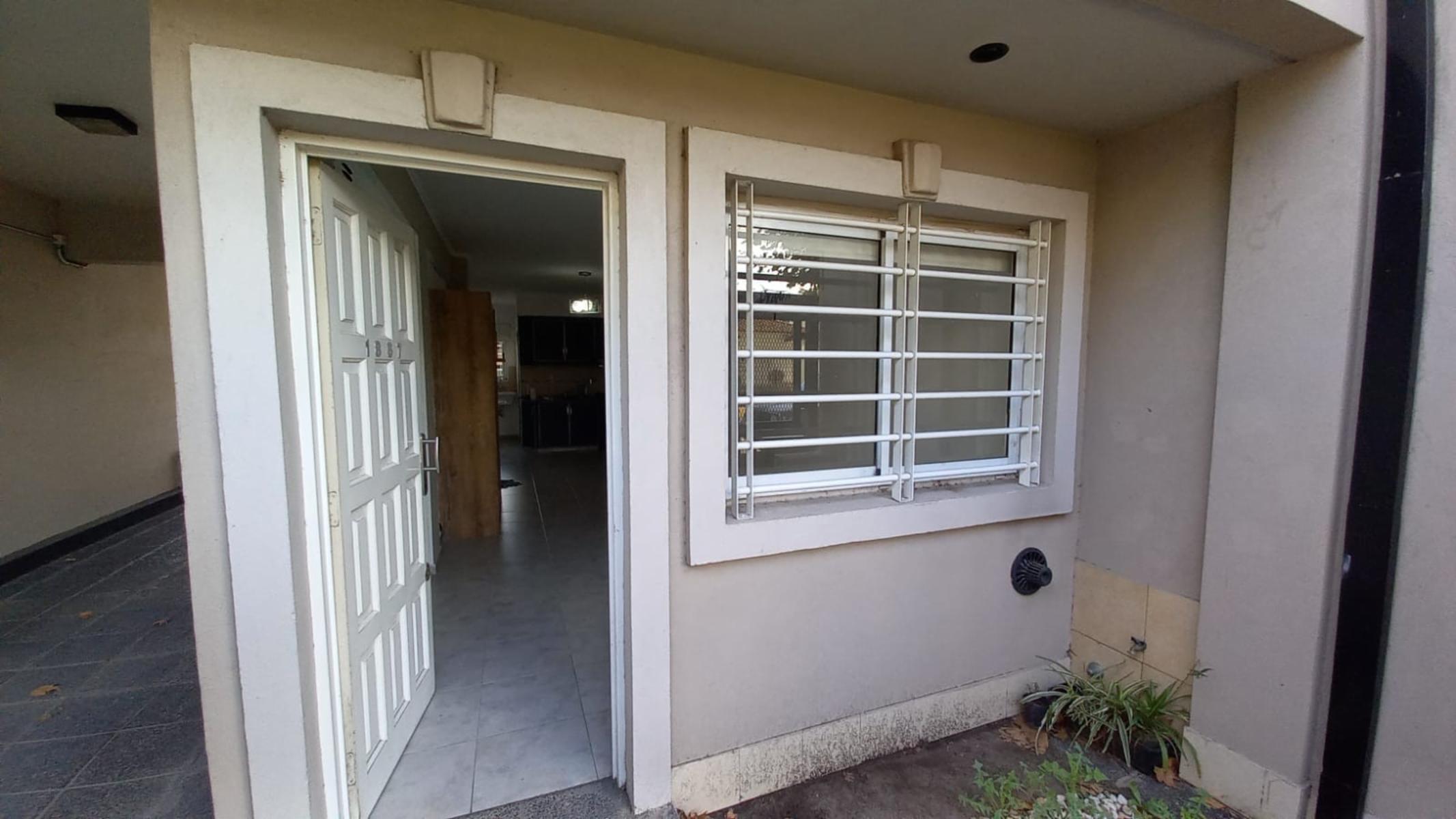 Monoambiente en planta baja al frente con cochera cubierta. Villa luzuriaga — foto 2