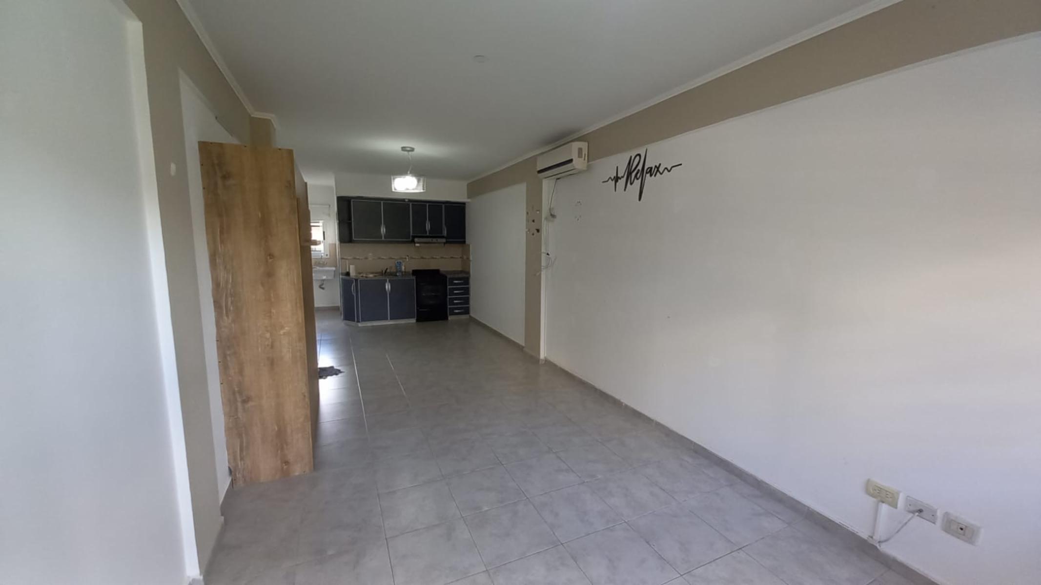 Monoambiente en planta baja al frente con cochera cubierta. Villa luzuriaga — foto 3