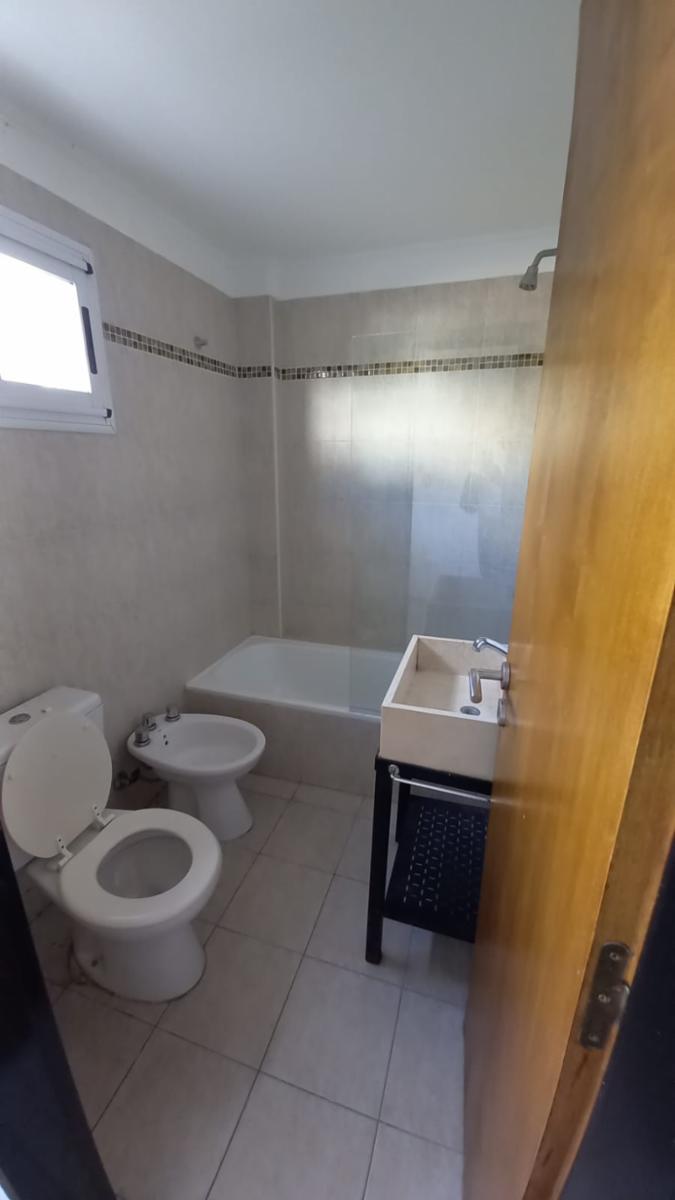 Monoambiente en planta baja al frente con cochera cubierta. Villa luzuriaga — foto 4