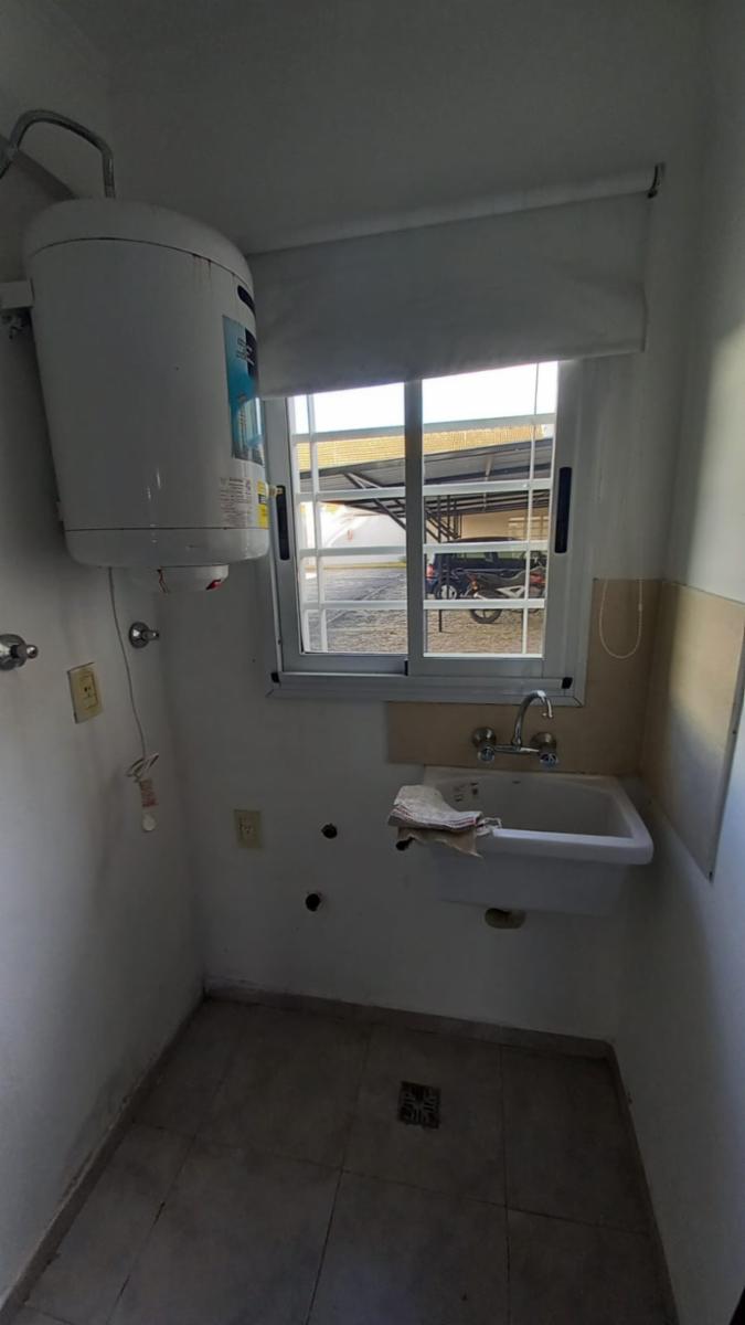 Monoambiente en planta baja al frente con cochera cubierta. Villa luzuriaga — foto 5