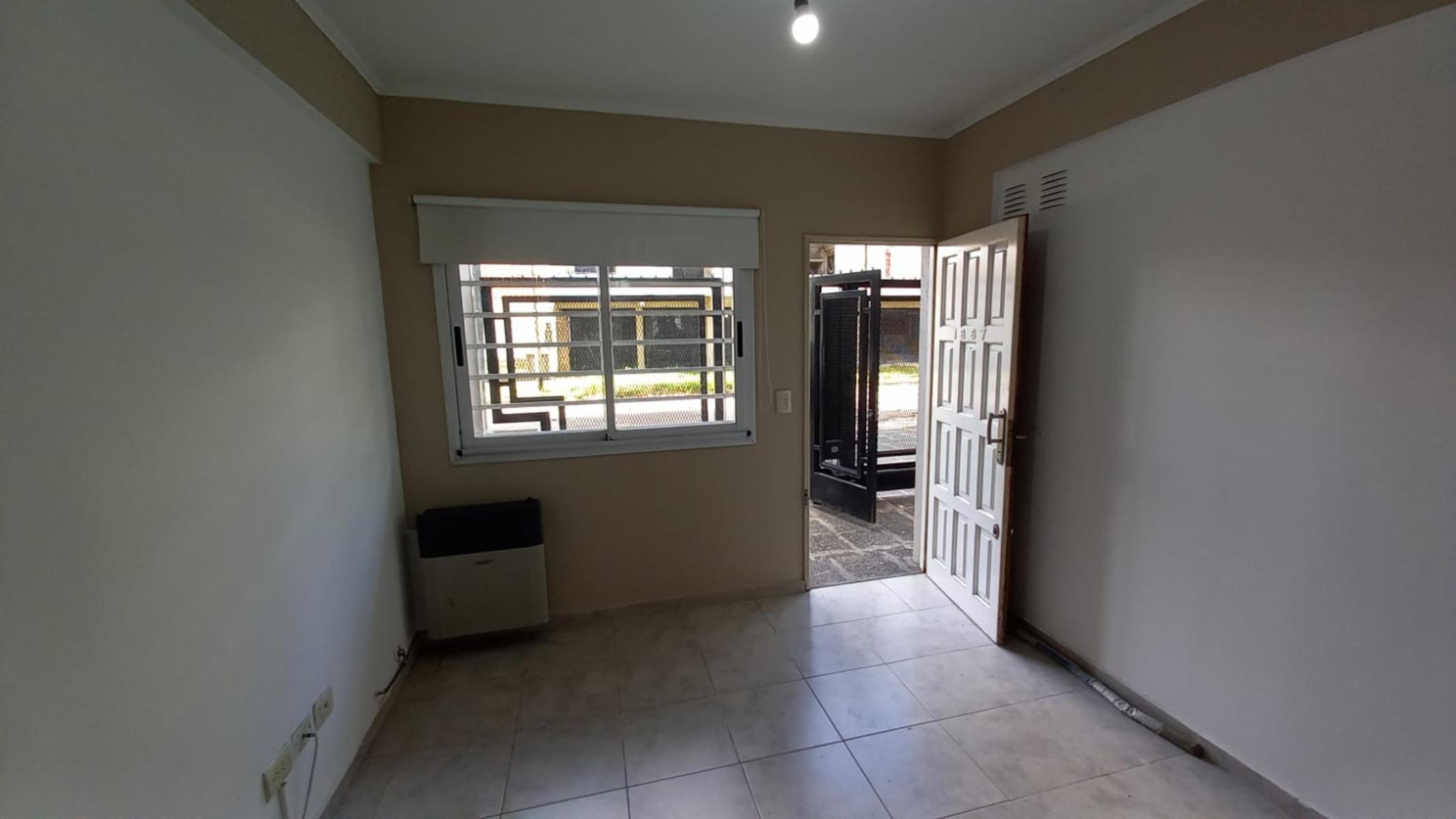Monoambiente en planta baja al frente con cochera cubierta. Villa luzuriaga — foto 6