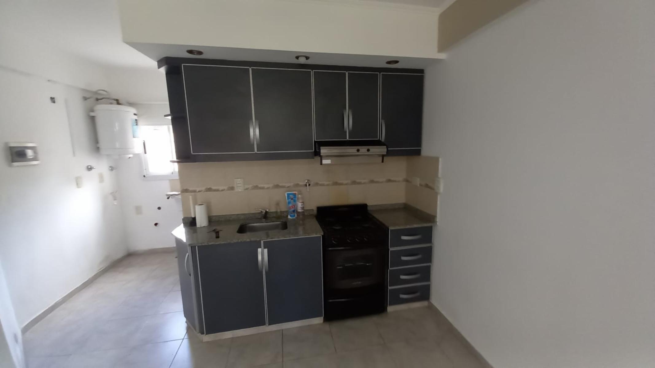 Monoambiente en planta baja al frente con cochera cubierta. Villa luzuriaga — foto 8