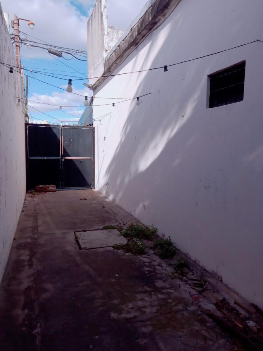 CHALET DE 4 AMBIENTES CON DOS LOCALES AL FRENTE