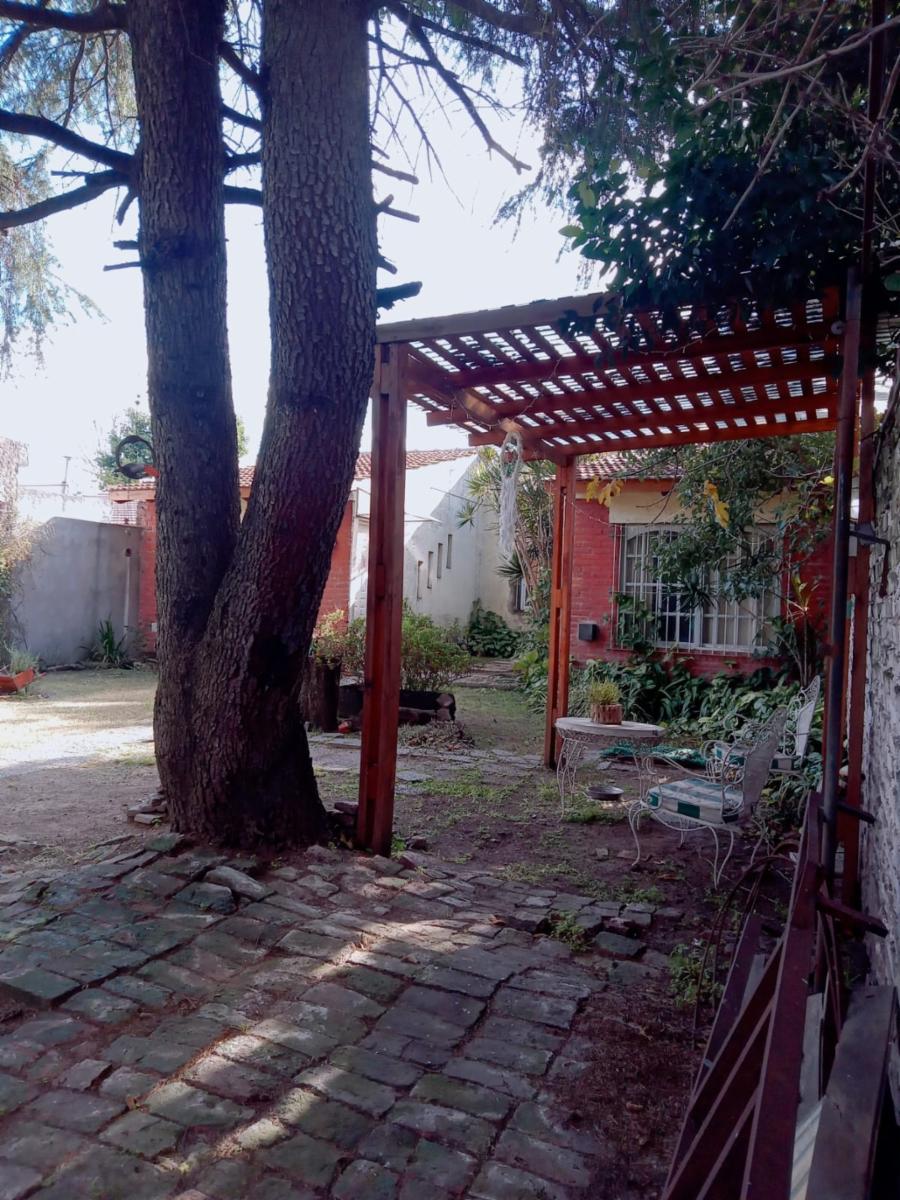 CHALET DE 4 AMBIENTES CON DOS LOCALES AL FRENTE — foto 2