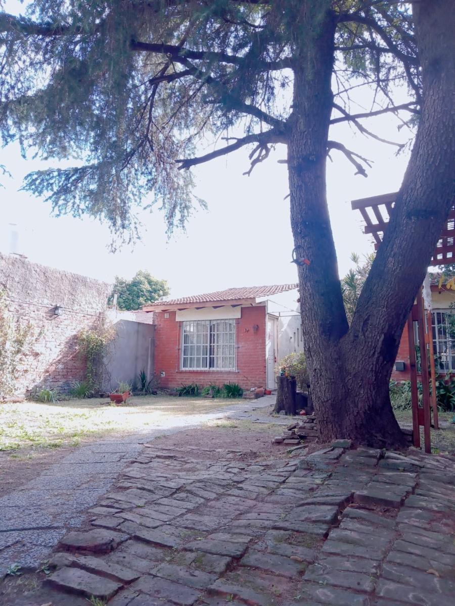 CHALET DE 4 AMBIENTES CON DOS LOCALES AL FRENTE — foto 3