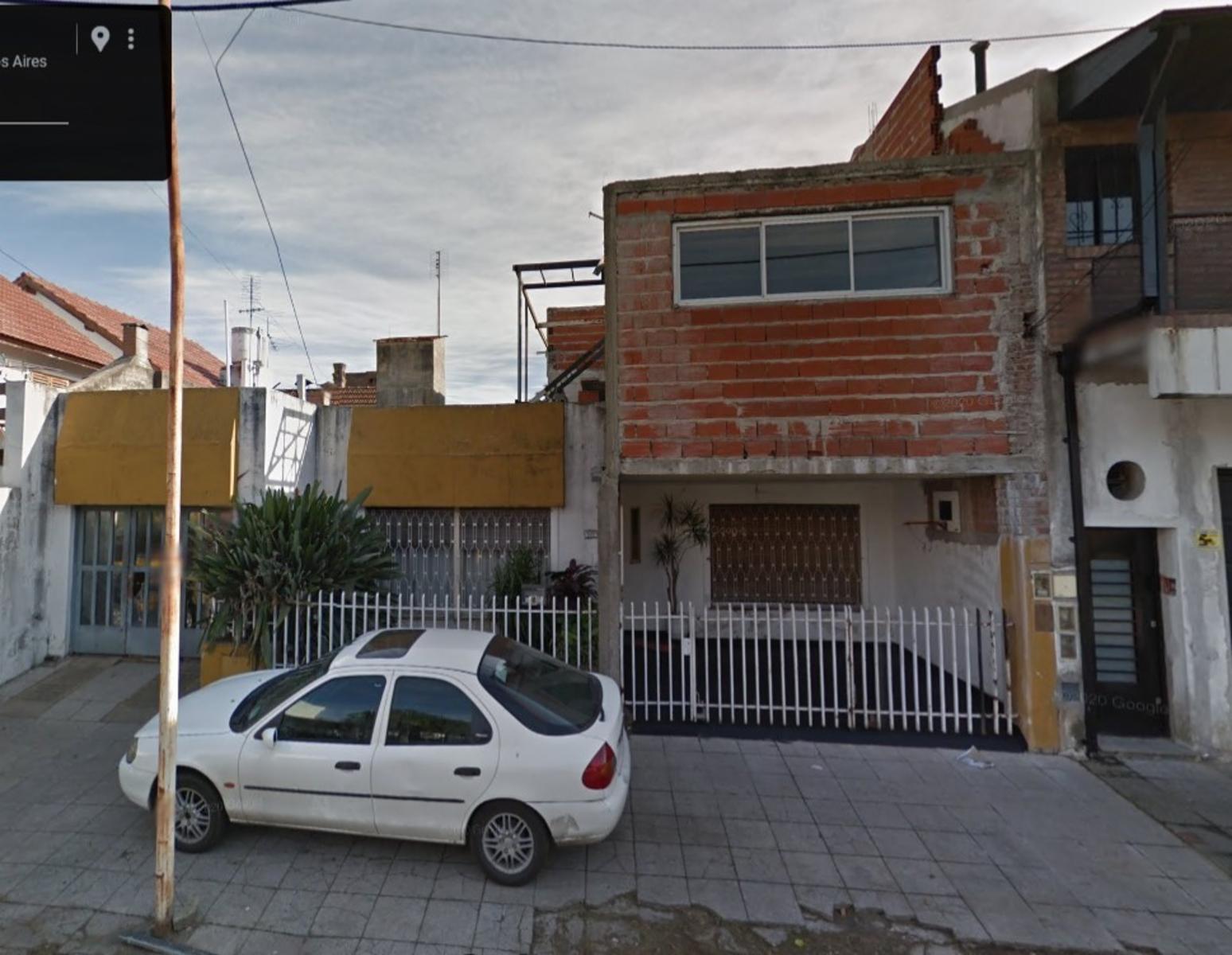 casa ideal 2 familias P. Baja: un 4 ambientes y P.Alta: 3 amb, lote de 12 x 19