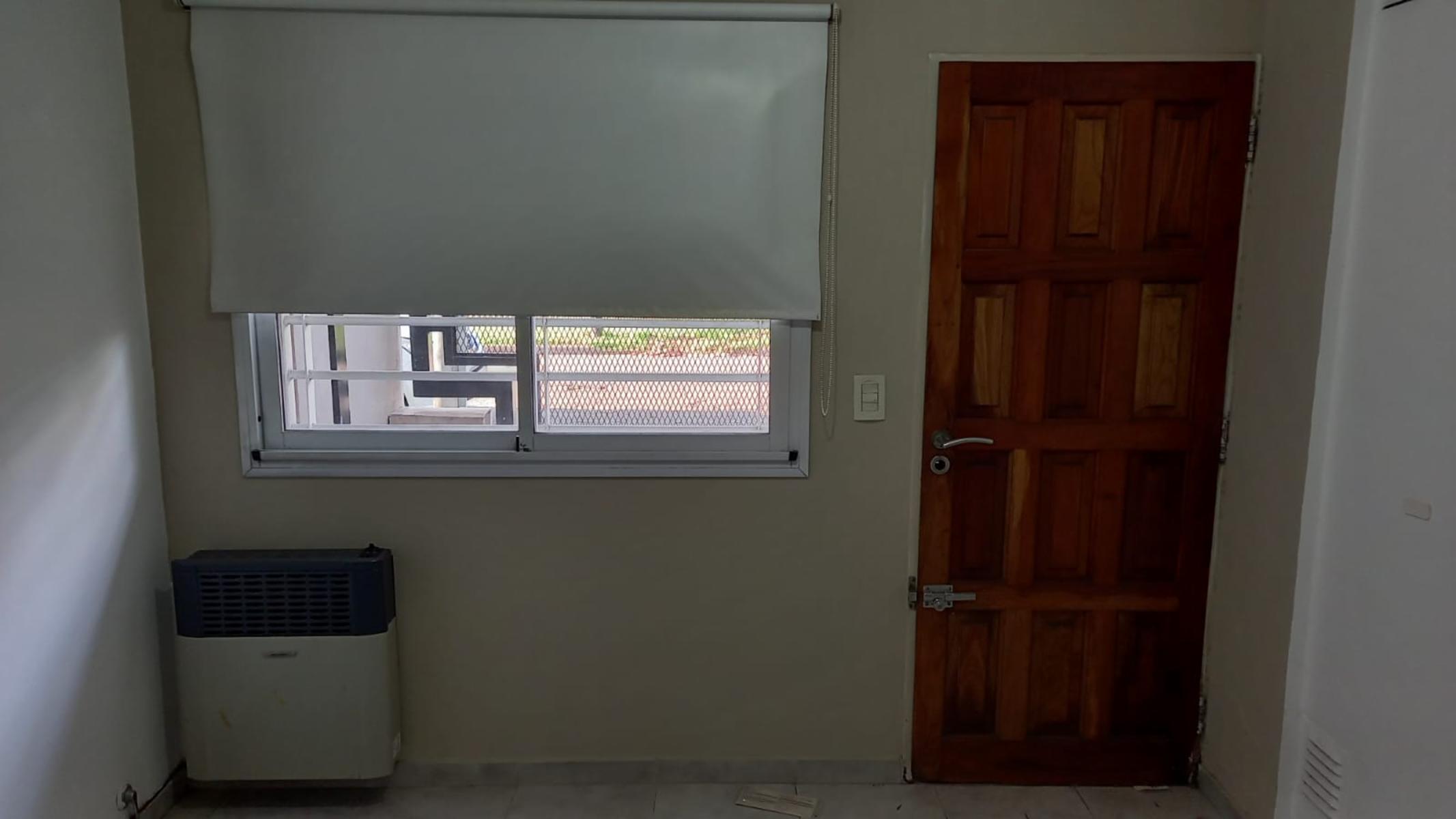 Excelente monoambiente con cochera cubierta, muy buen estado. Villa Luzuriaga — foto 3