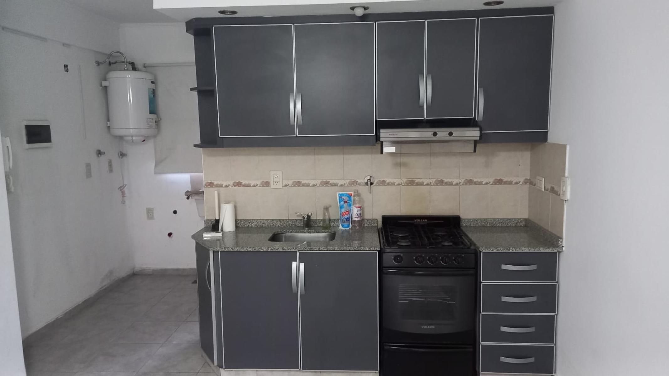 Excelente monoambiente con cochera cubierta, muy buen estado. Villa Luzuriaga — foto 6